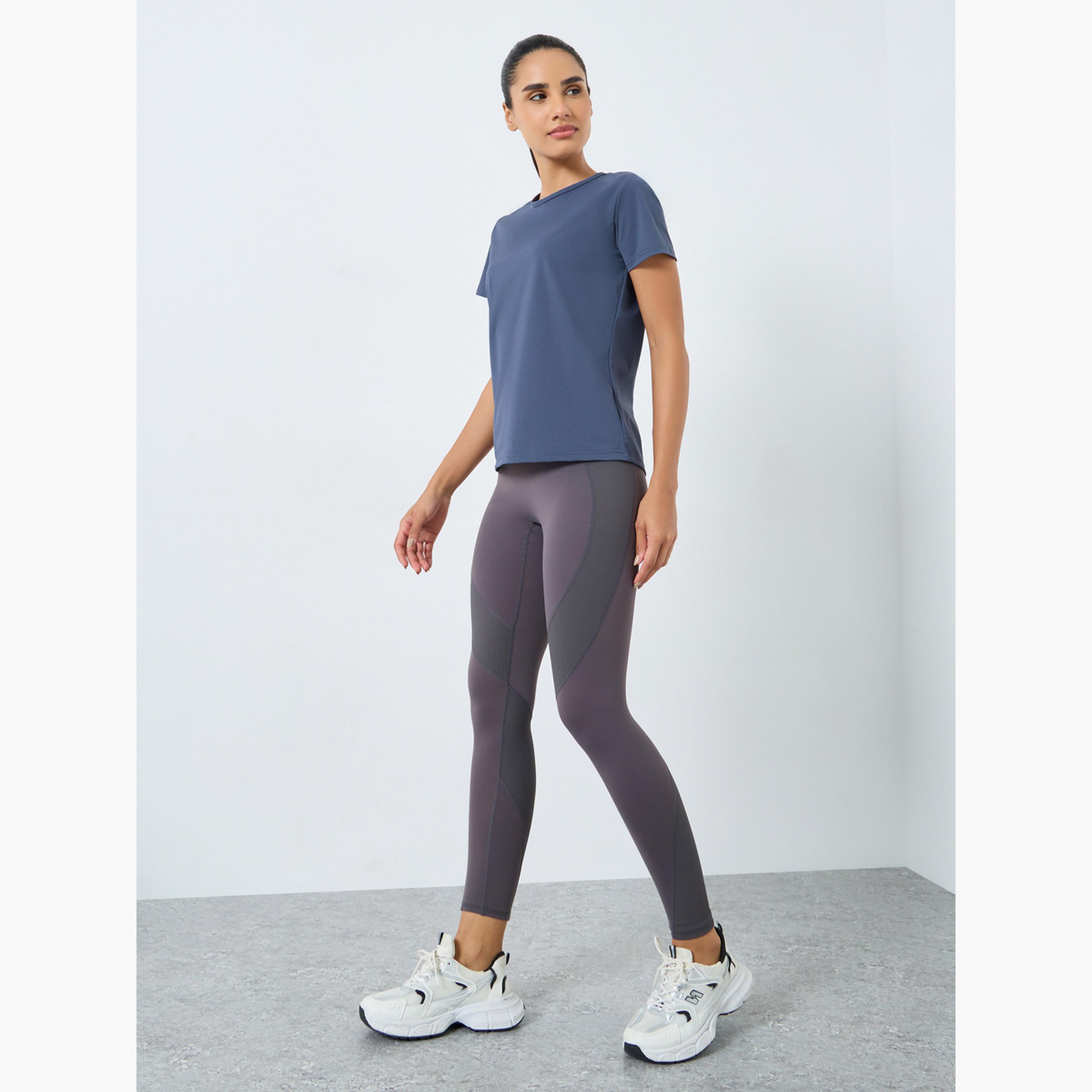 ستايلي - توب قماش مزخرف بفتحة على شكل دمعة من الخلف-women-clothing-sportswearandactivewear-tshirtsandvests-image-3