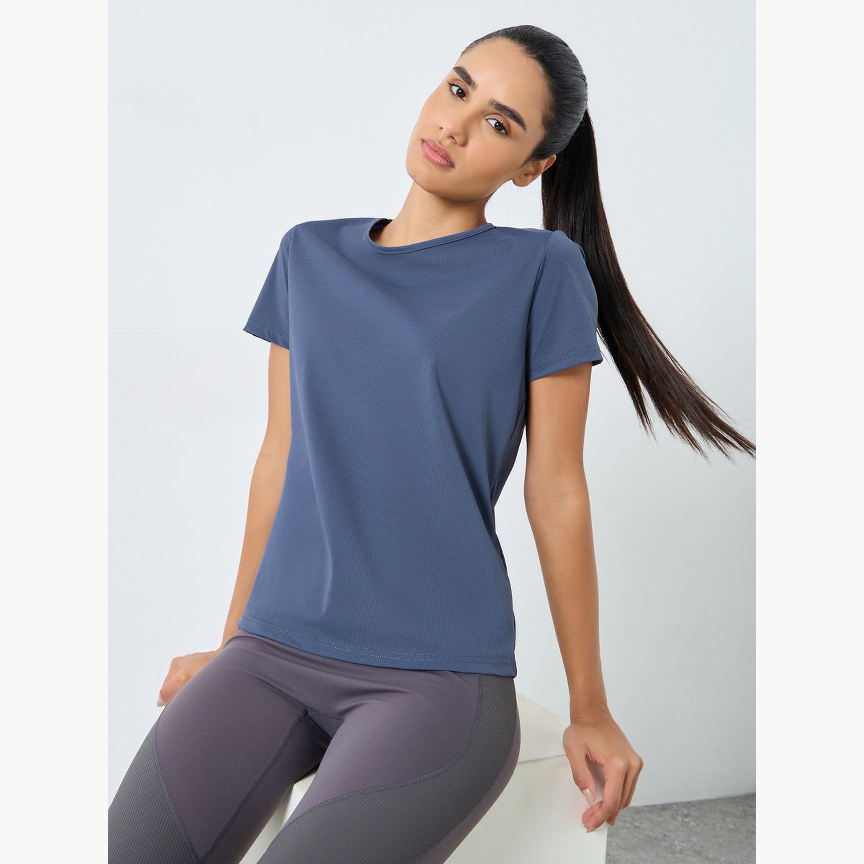 ستايلي - توب قماش مزخرف بفتحة على شكل دمعة من الخلف-women-clothing-sportswearandactivewear-tshirtsandvests-image-2