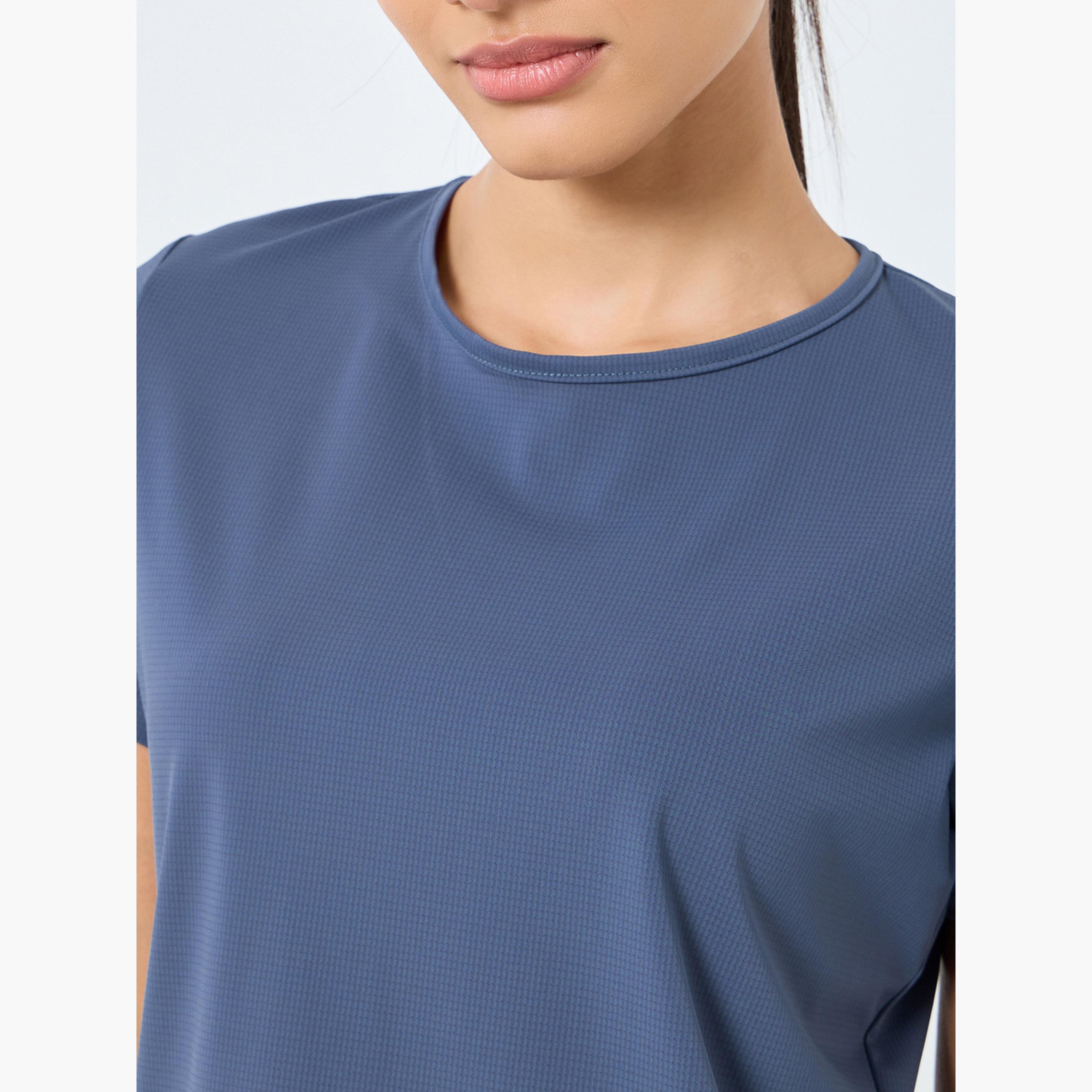 ستايلي - توب قماش مزخرف بفتحة على شكل دمعة من الخلف-women-clothing-sportswearandactivewear-tshirtsandvests-image-1