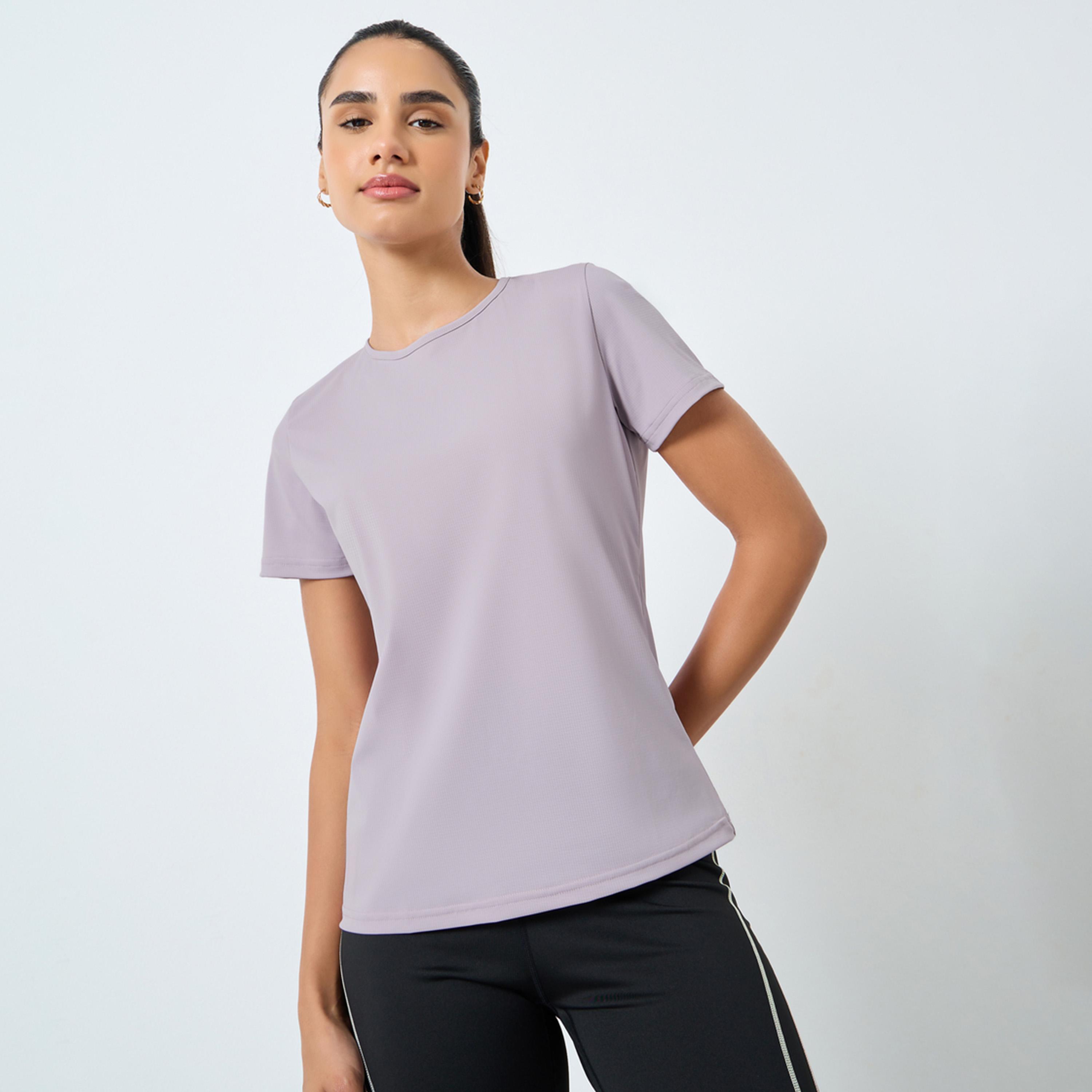 ستايلي - توب قماش مزخرف بفتحة على شكل دمعة من الخلف-women-clothing-sportswearandactivewear-tshirtsandvests-image-1