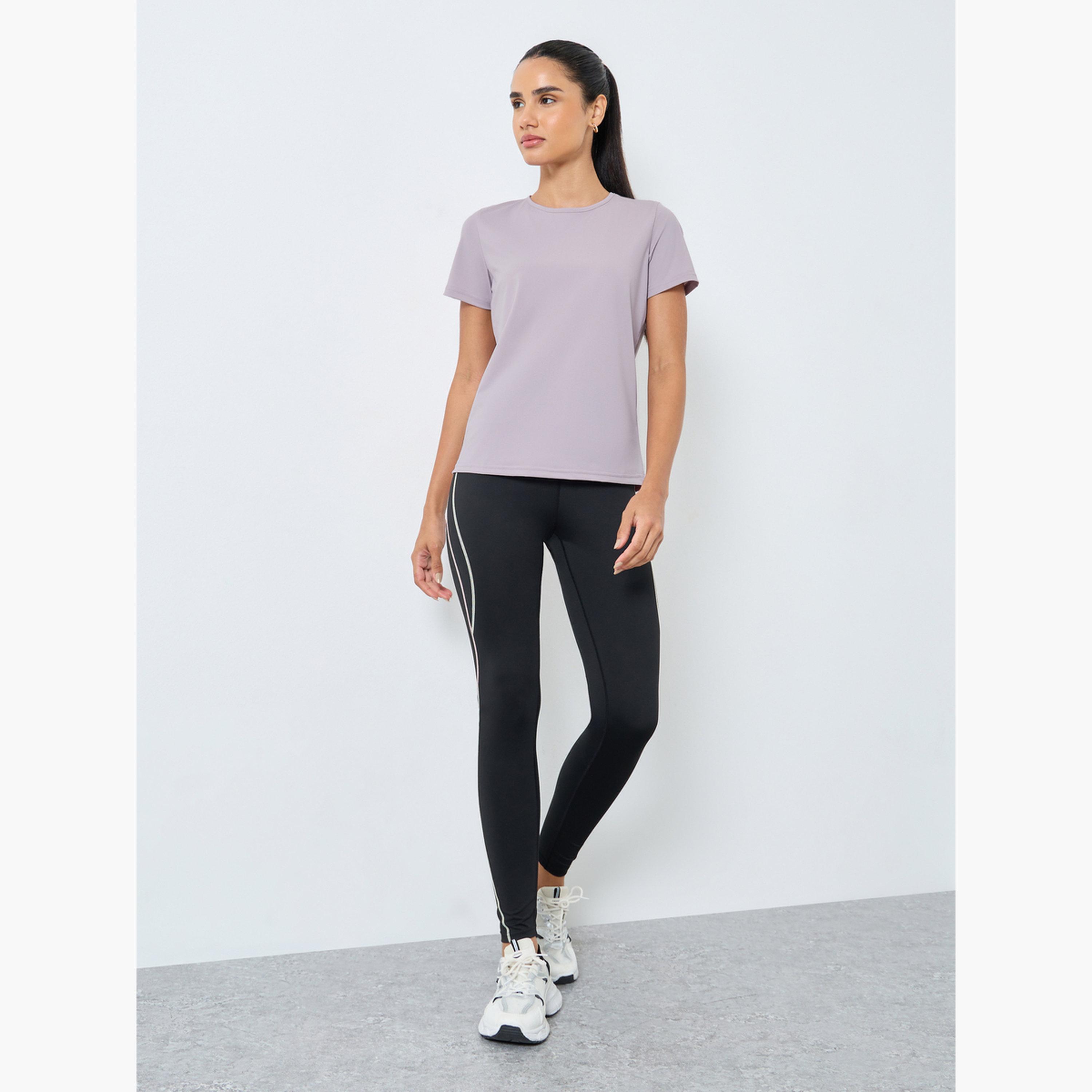 ستايلي - توب قماش مزخرف بفتحة على شكل دمعة من الخلف-women-clothing-sportswearandactivewear-tshirtsandvests-image-2