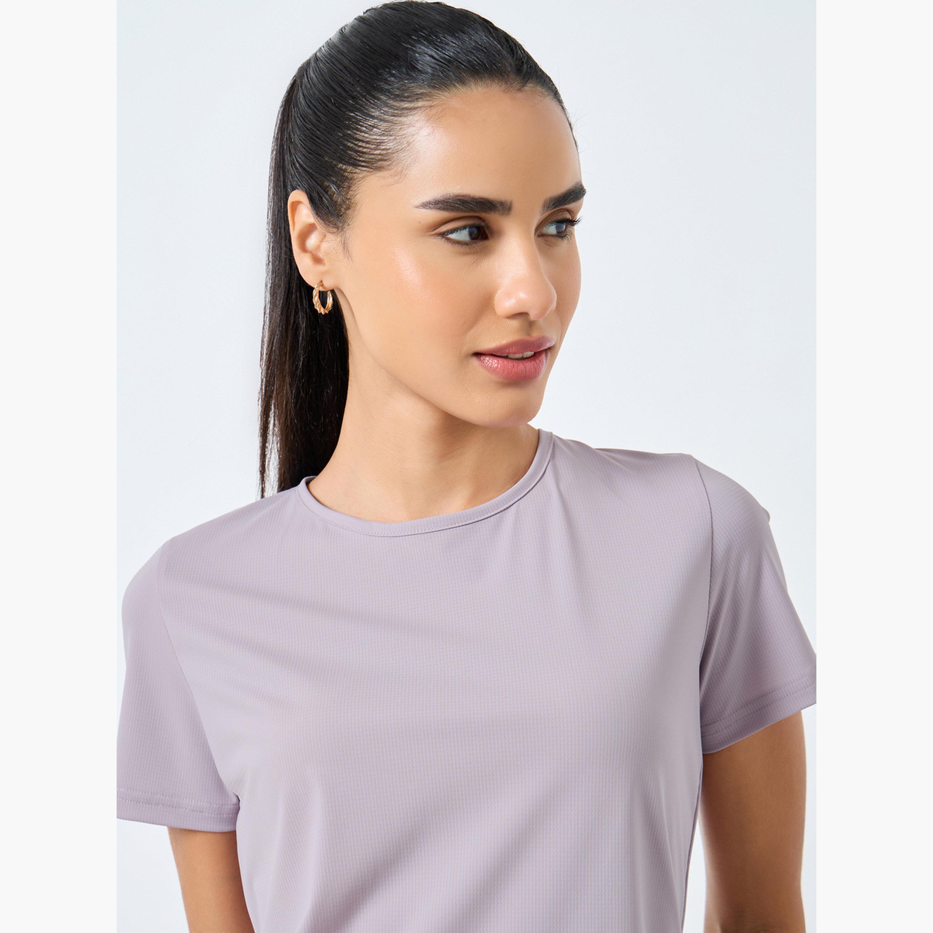 ستايلي - توب قماش مزخرف بفتحة على شكل دمعة من الخلف-women-clothing-sportswearandactivewear-tshirtsandvests-image-3