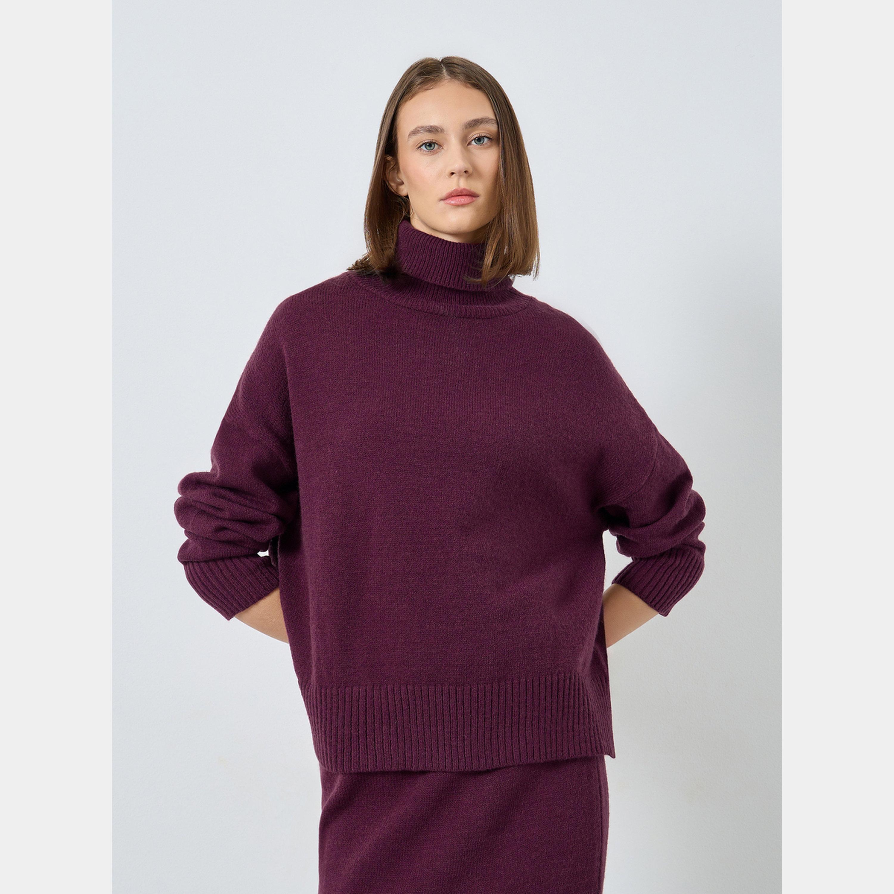 ستايلي - سترة وتنورة محبوكة برقبة عالية لون برغندي-women-clothing-coordsets-image-2