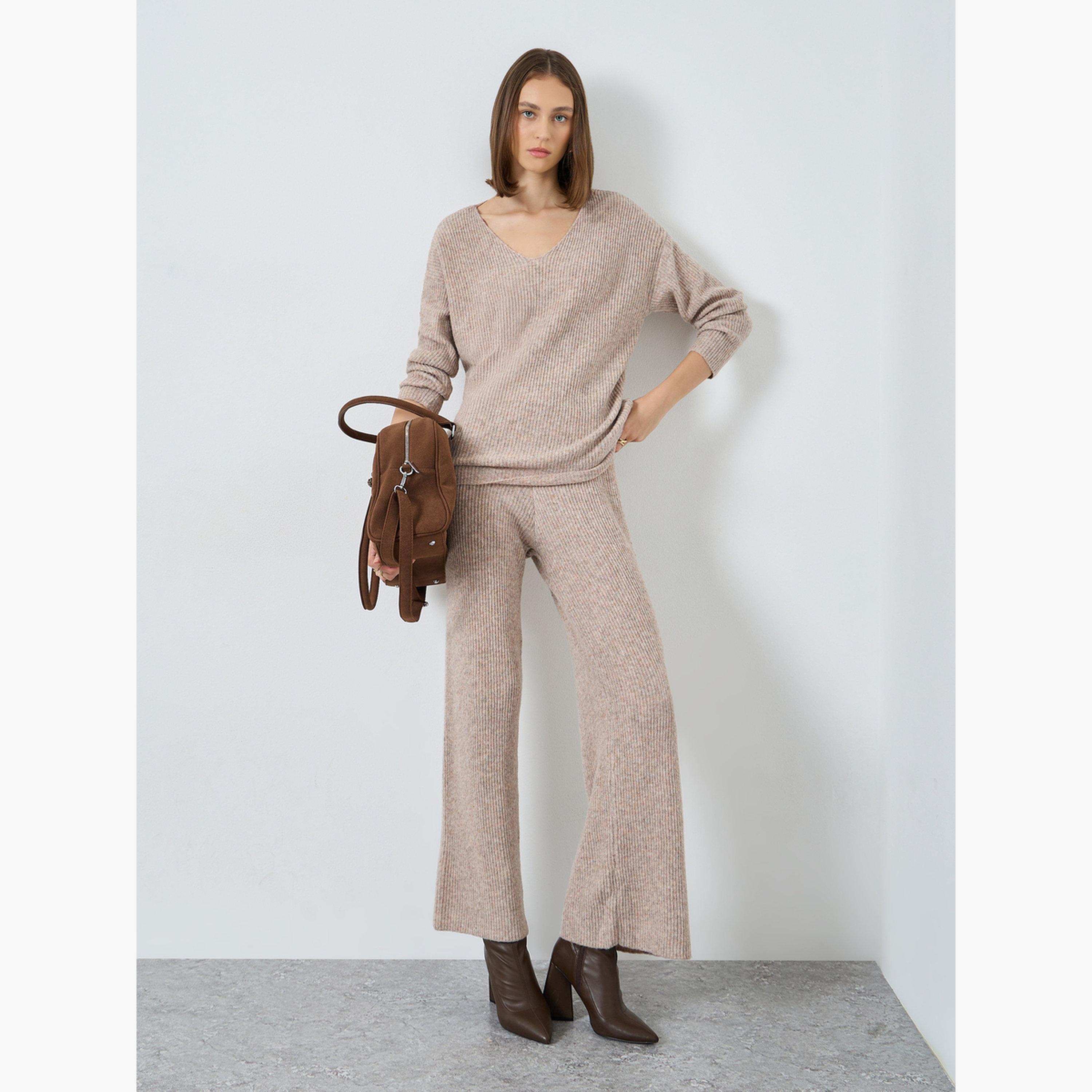 ستايلي - سترة محبوكة تصميم واسع بفتحة رقبة على شكل حرف V مع بنطال للنساء-women-clothing-coordsets-image-1