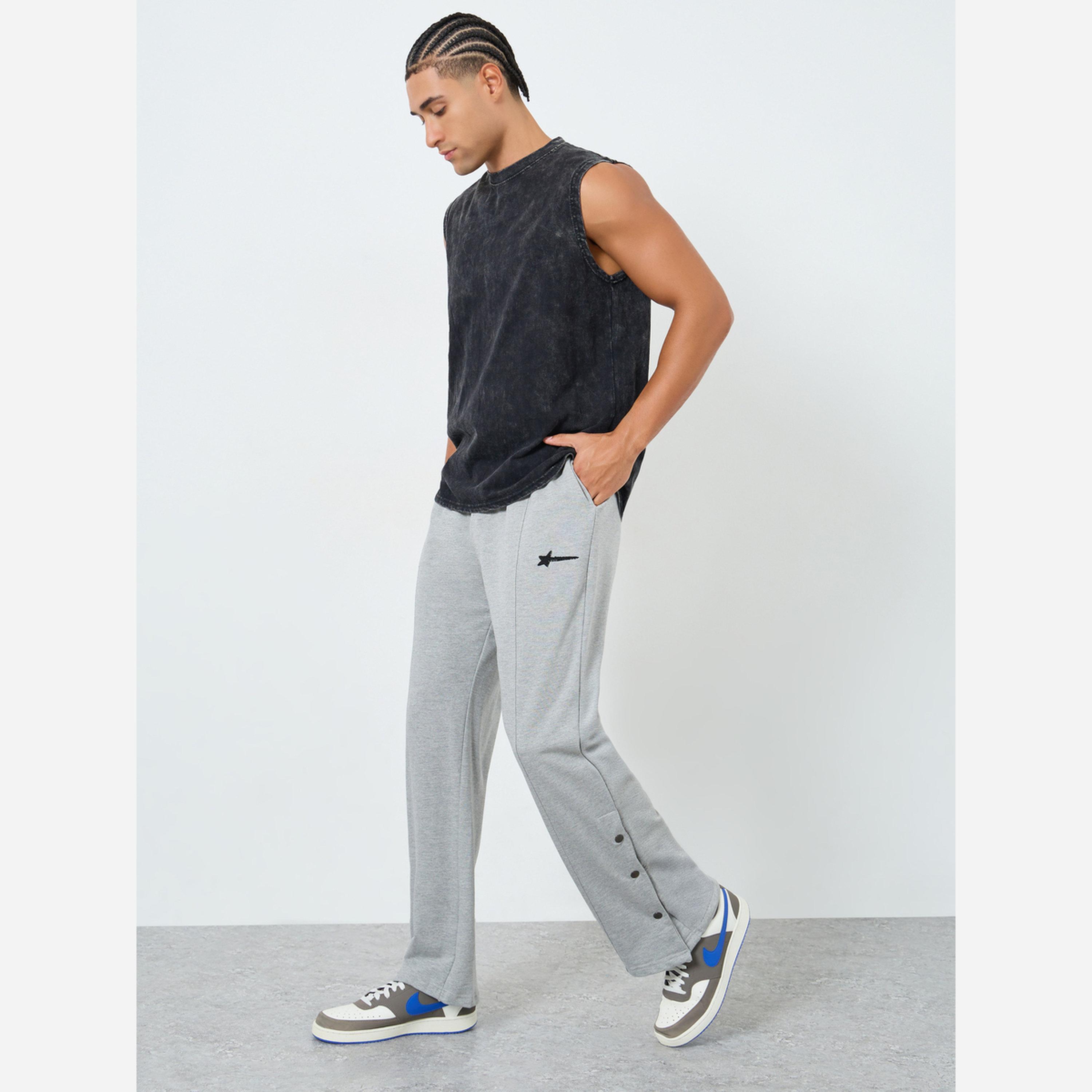 ستايلي - بنطال رياضي رجالي لون رمادي مطرز قماش تيري-men-clothing-bottoms-joggers-image-2