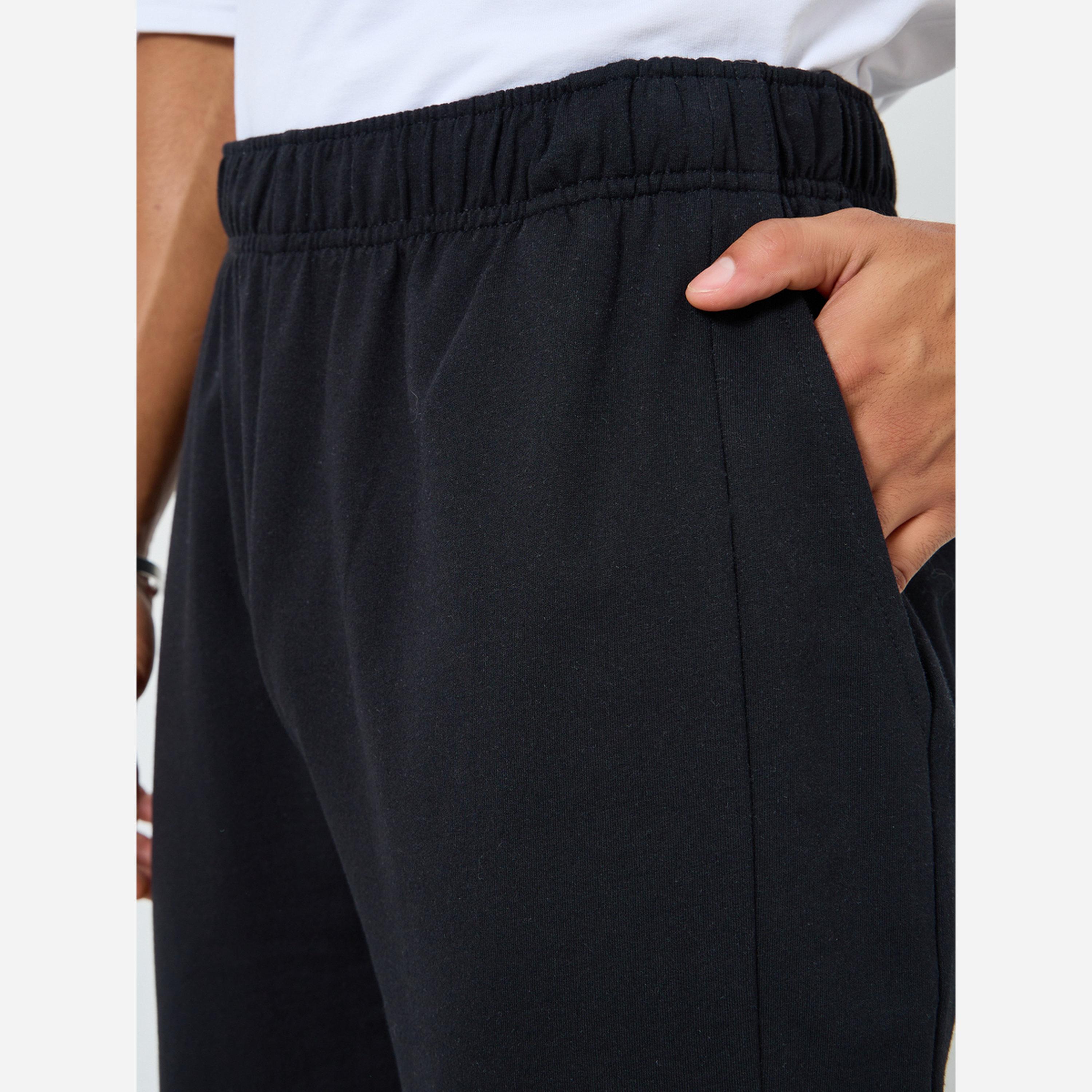 ستايلي - بنطال رياضي رجالي لون أسود قماش تيري وتفاصيل منقوشة-men-clothing-bottoms-joggers-image-4