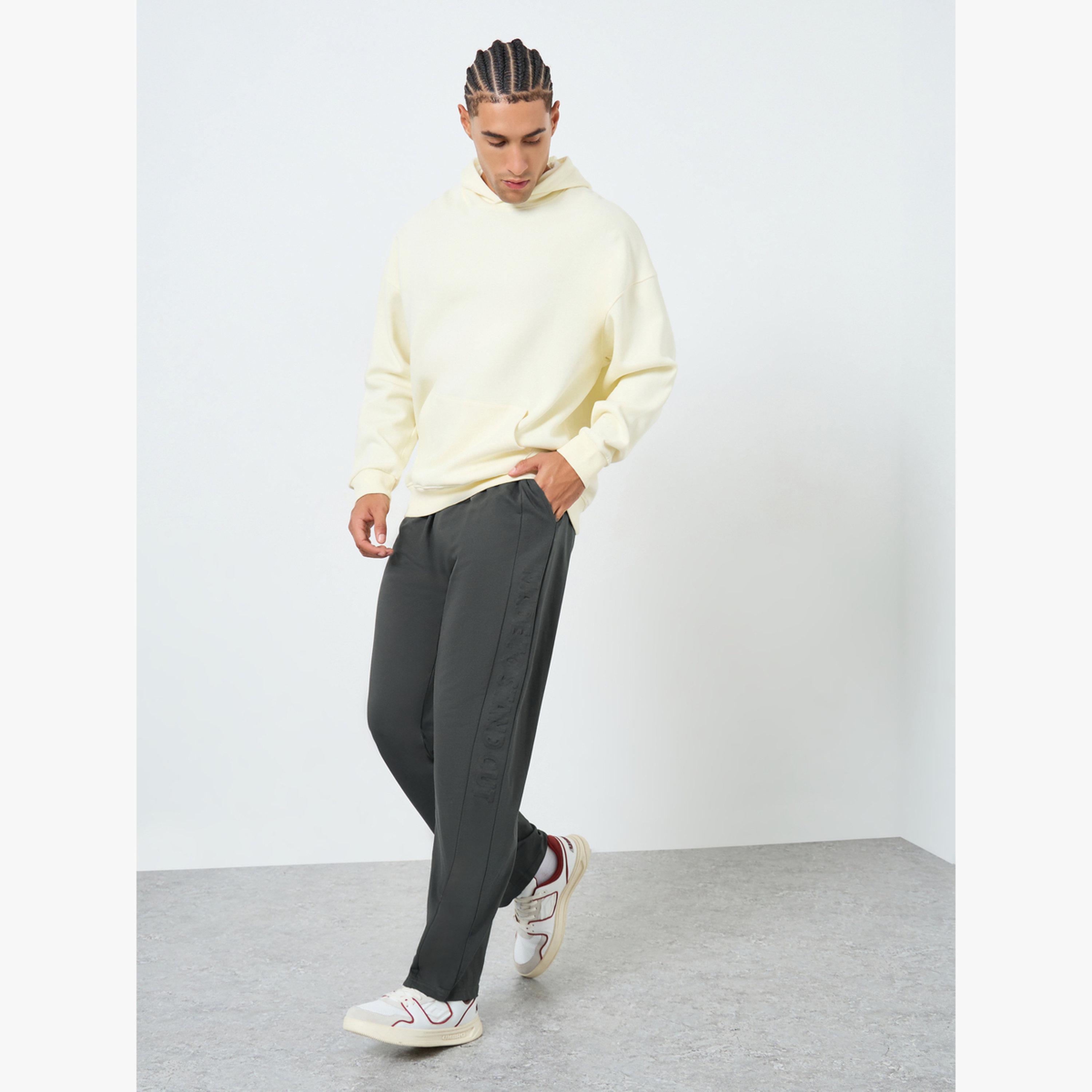 جوغر سادة بقصة مريحة-men-clothing-bottoms-joggers-image-2