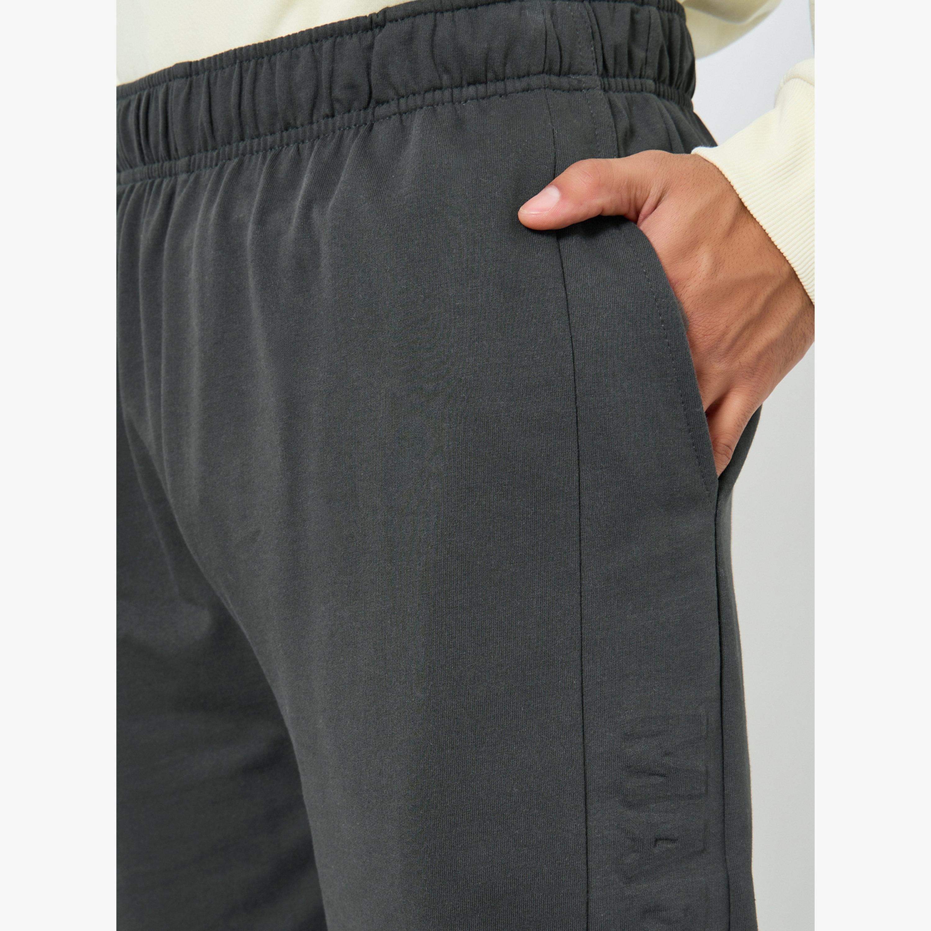 جوغر سادة بقصة مريحة-men-clothing-bottoms-joggers-image-4