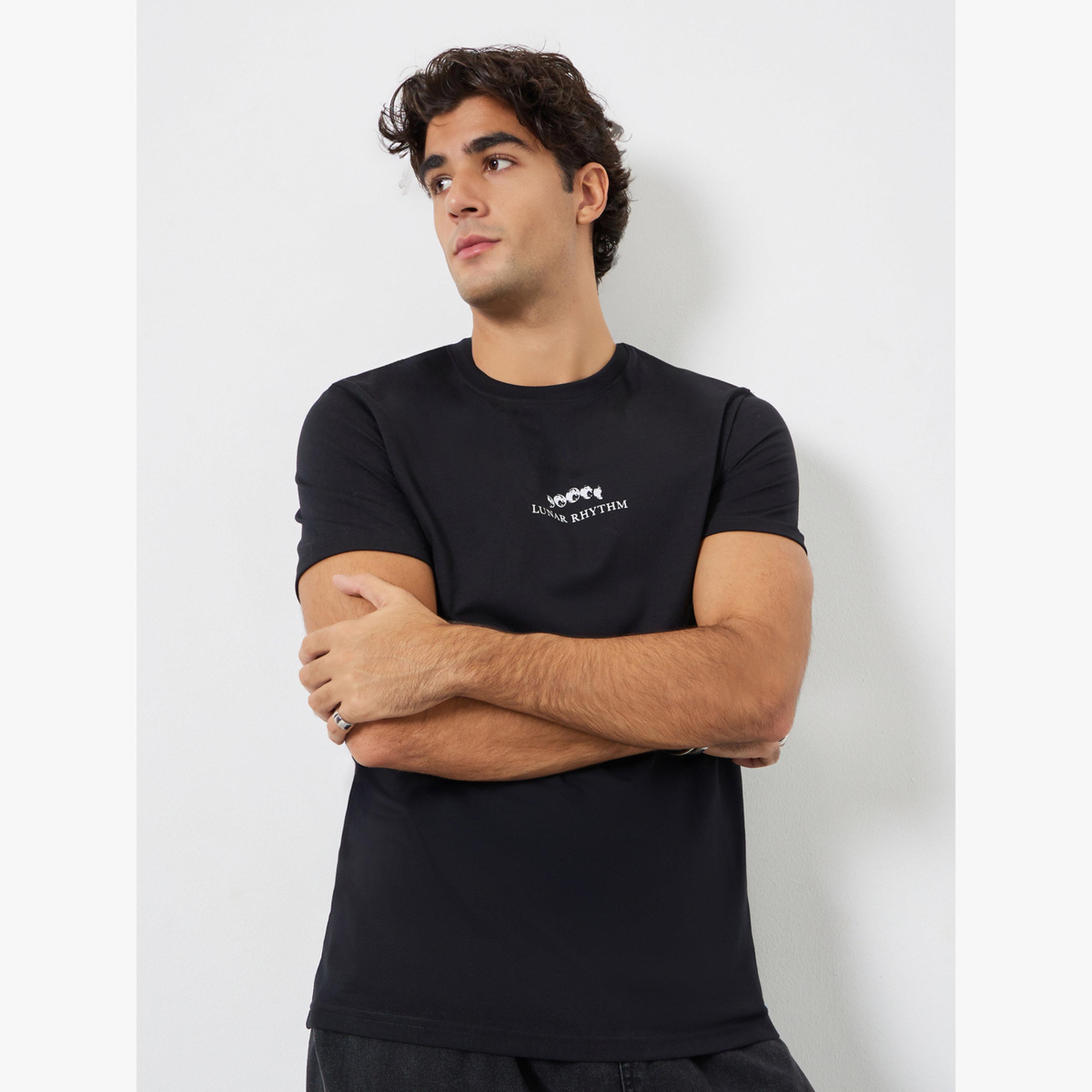 تيشيرت بقصة عادية وطبعة كتابة-men-clothing-tshirtsandpolos-tshirts-image-1