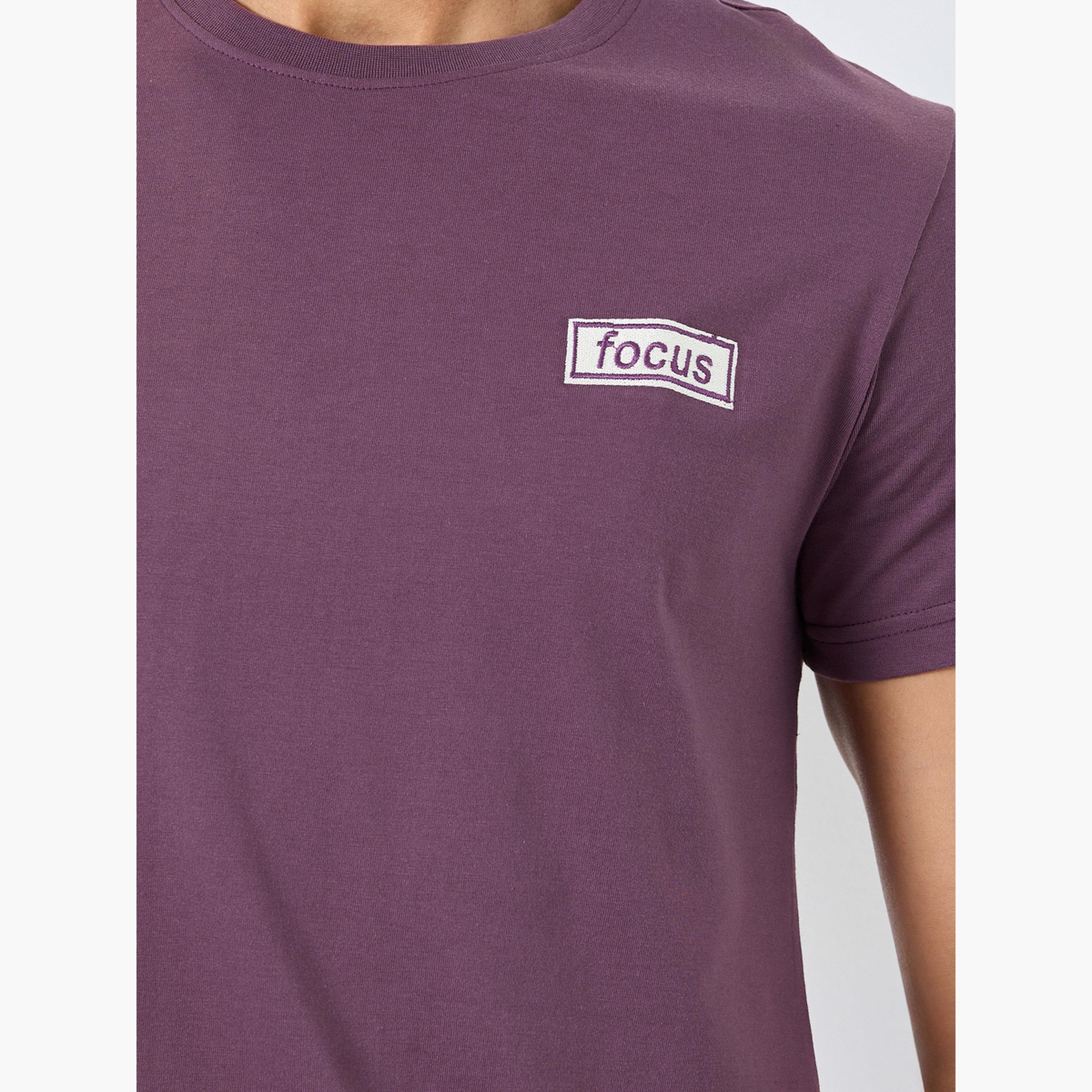 ستايلي - تي شيرت أرجواني مطرز بشعار على الصدر للرجال-men-clothing-tshirtsandpolos-tshirts-image-3