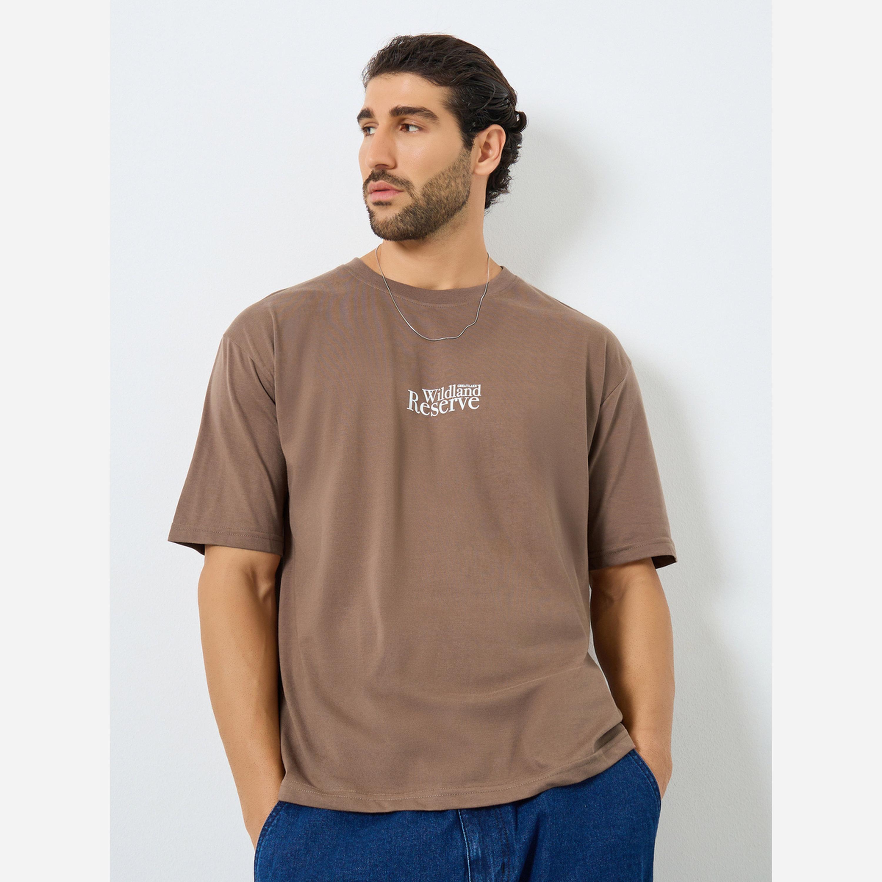 ستايلي - تيشيرت رجالي لون بني طبعة رسومات مقاس واسع-men-clothing-tshirtsandpolos-tshirts-image-1