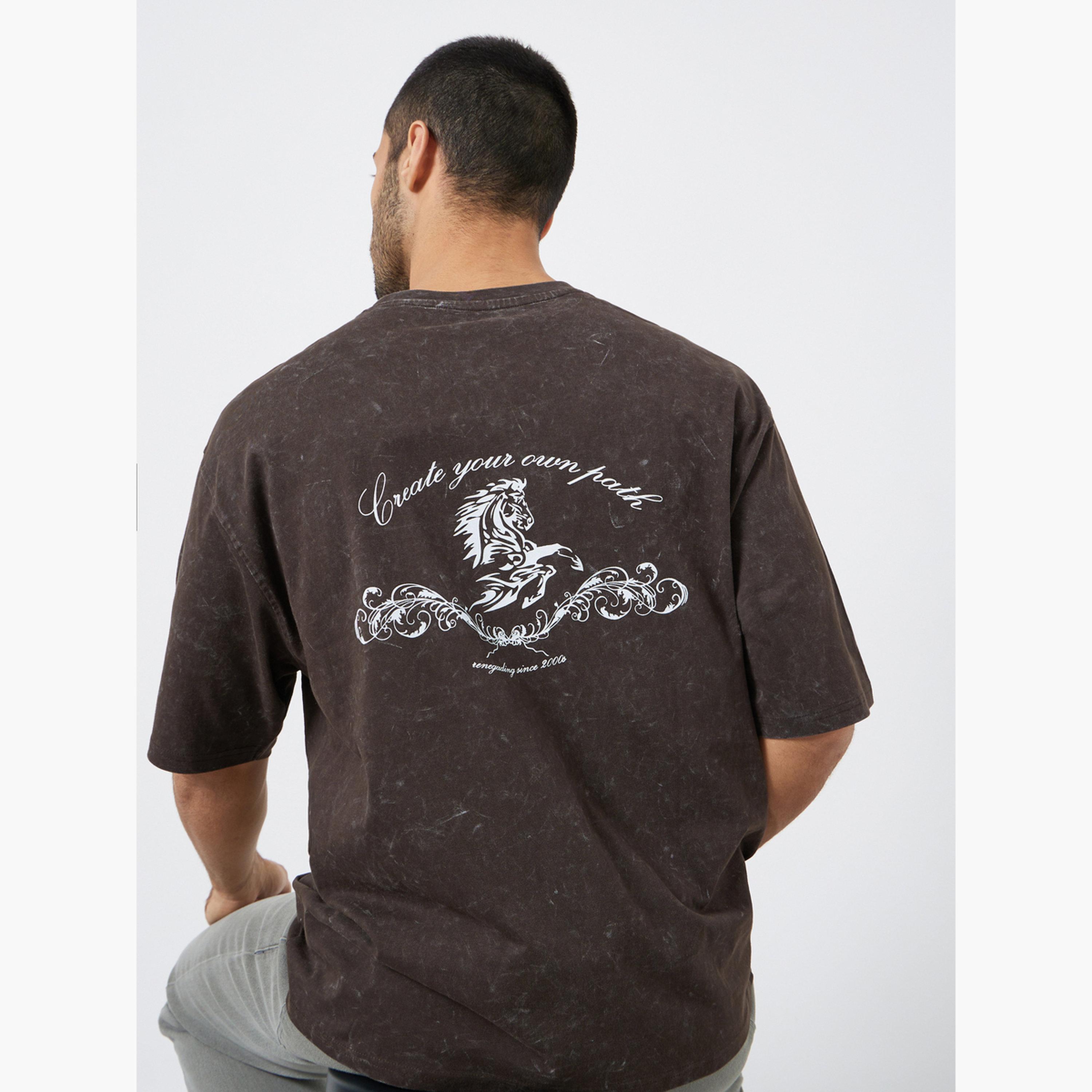 تيشيرت بغسيل حمضي وطبعة جرافيك وقصة واسعة للرجال-men-clothing-tshirtsandpolos-tshirts-image-3