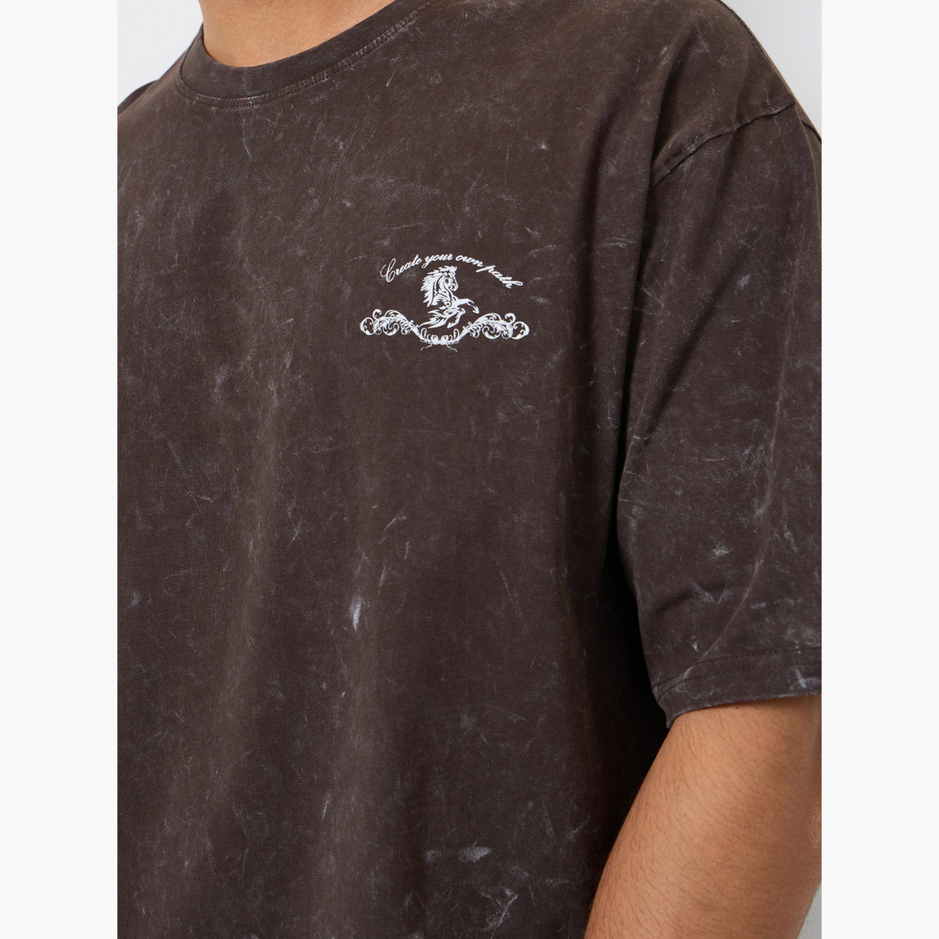 تيشيرت بغسيل حمضي وطبعة جرافيك وقصة واسعة للرجال-men-clothing-tshirtsandpolos-tshirts-image-4