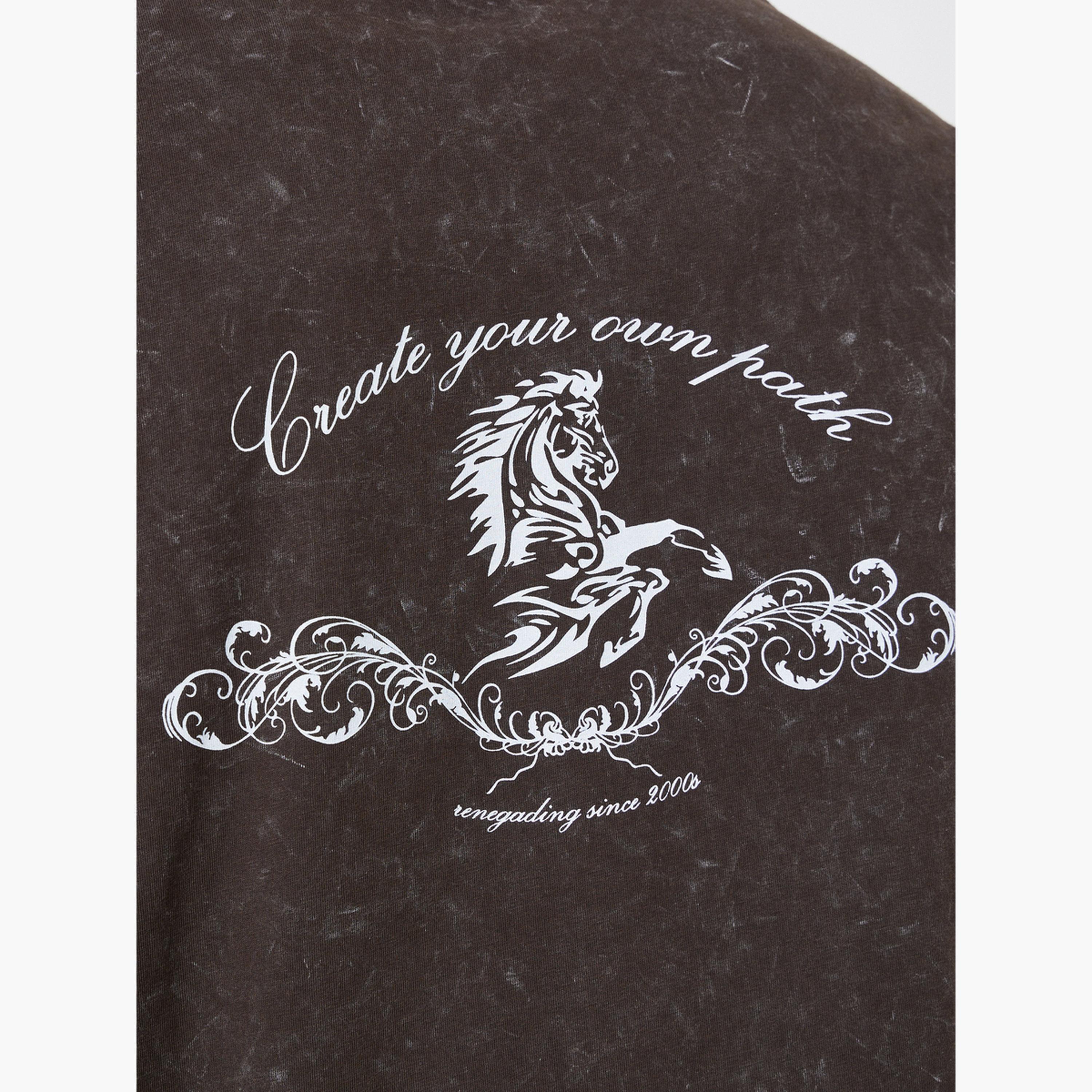 تيشيرت بغسيل حمضي وطبعة جرافيك وقصة واسعة للرجال-men-clothing-tshirtsandpolos-tshirts-image-5