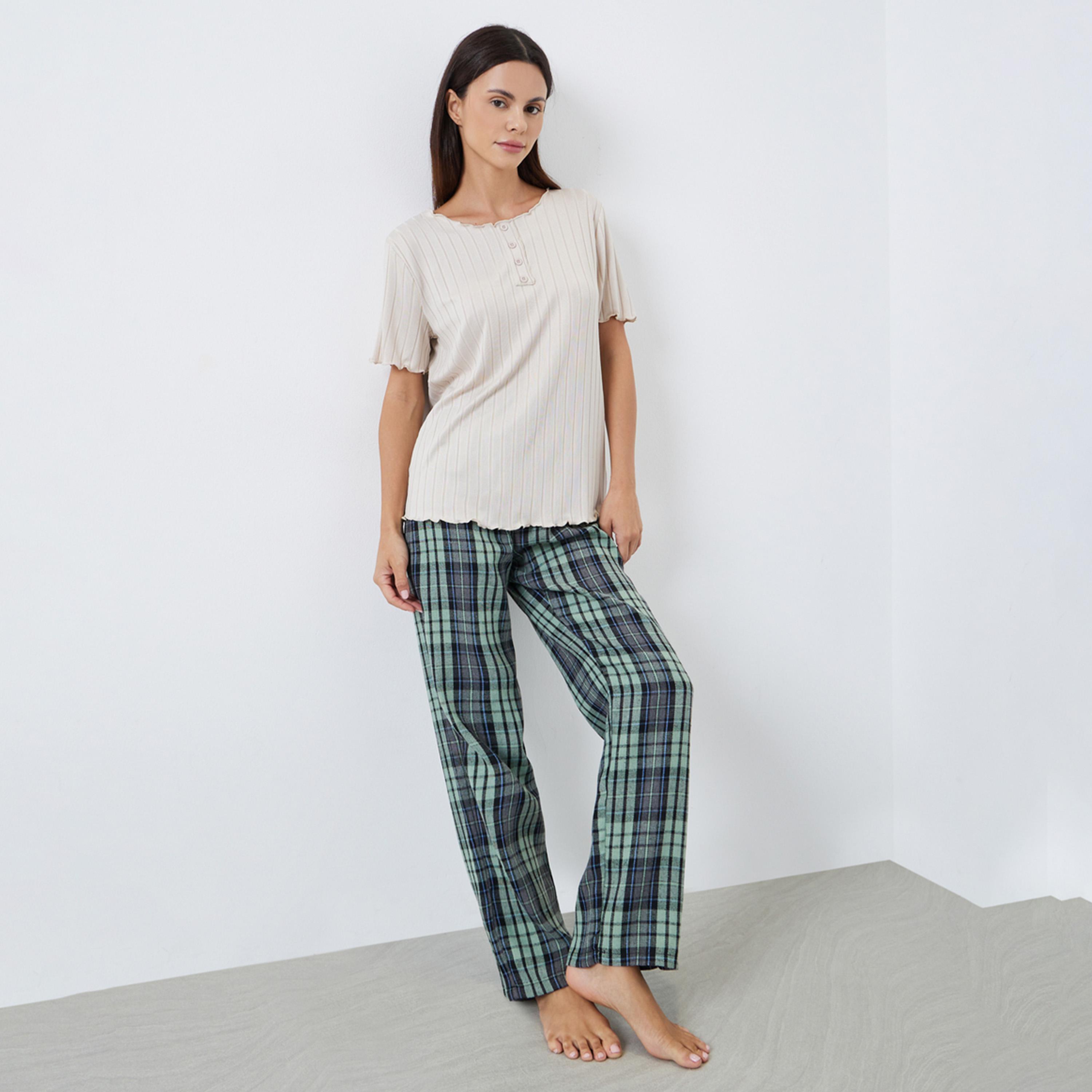 ستايلي - بيجاما تي شيرت منقوش وبنطال نقشة مربعات-women-clothing-nightwear-pyjamas-shortsets-image-4
