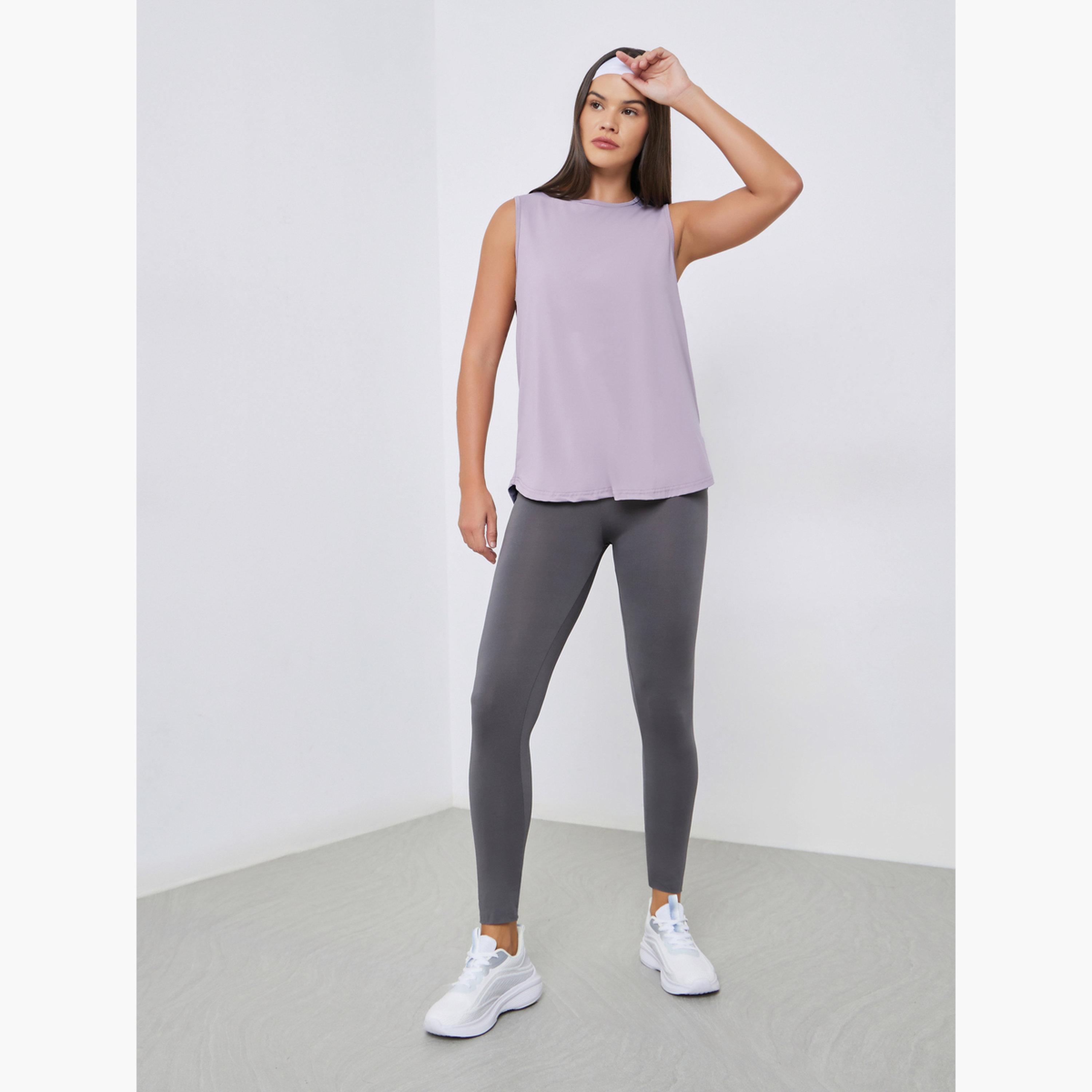 ستايلي - قميص بلا أكمام فضفاض بظهر مشبك أنيق-men-clothing-sportswearandactivewear-tshirtsandpolos-image-2