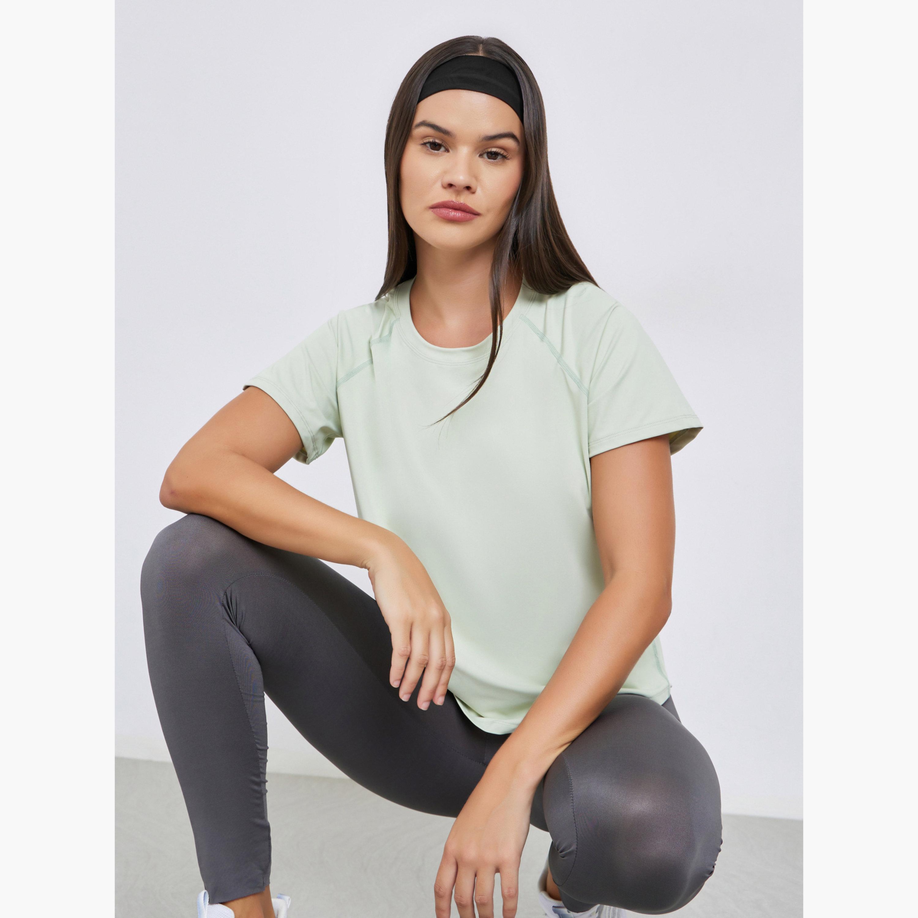 Styli Back V Shaped Mesh Insert Boxy Fit Top-men-clothing-sportswearandactivewear-tshirtsandpolos-image-2