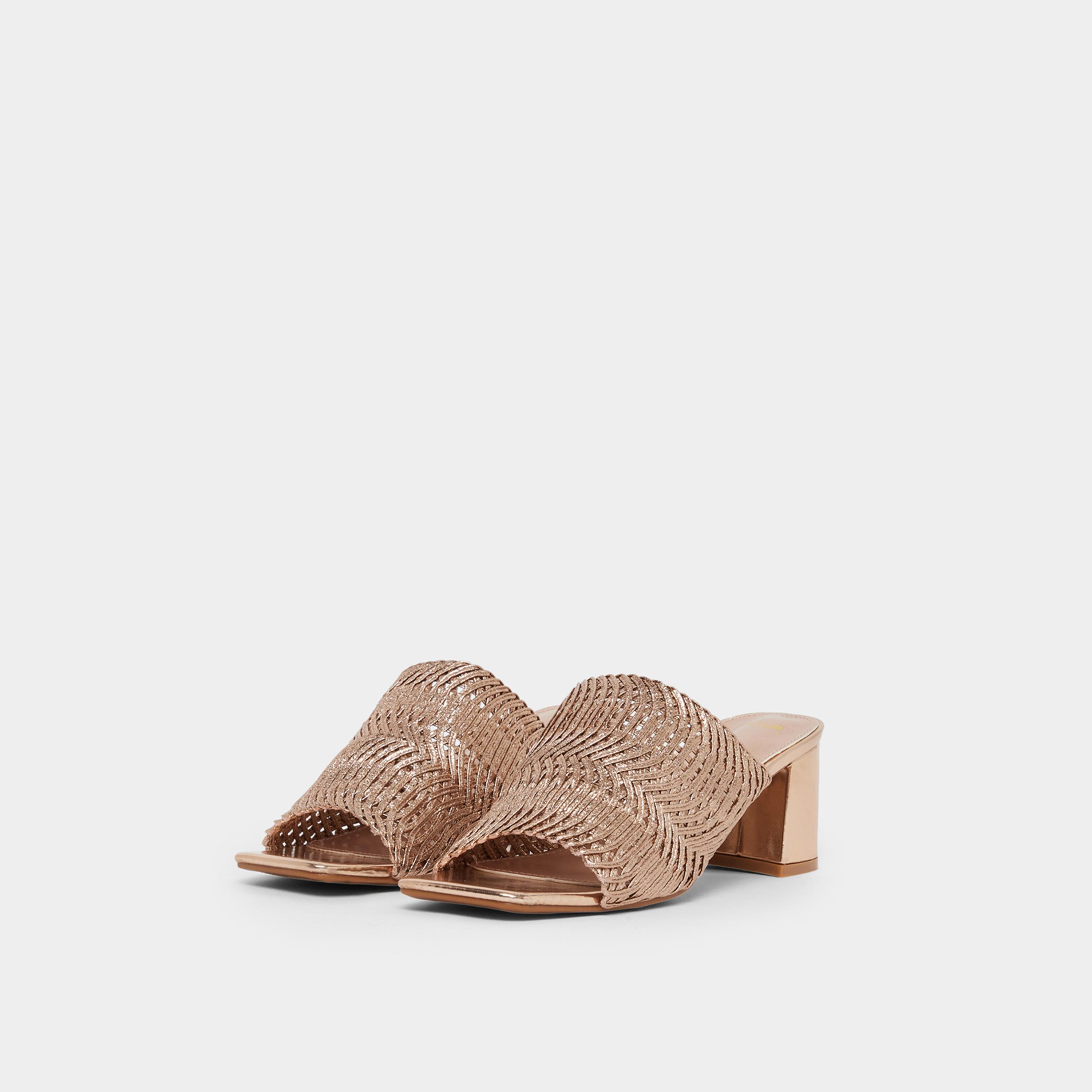 ستايلي - صندل بكعب عريض وحزام منسوج ذهبي للنساء-women-shoes-sandals-heeled-image-1