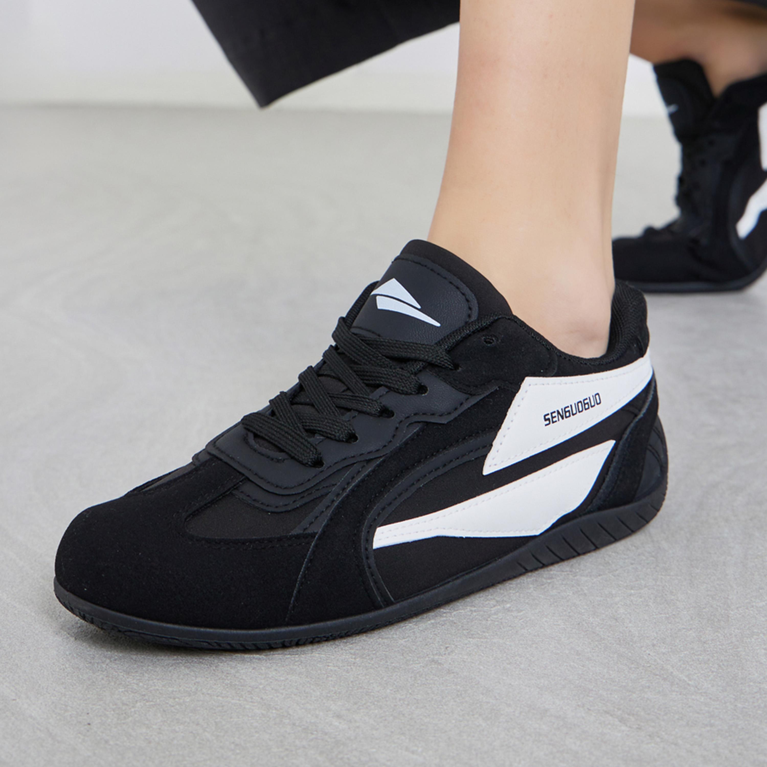 ستايلي - حذاء رياضي برباط ومقدمة مستديرة ومكعبات ملونة-women-shoes-sneakers-image-2