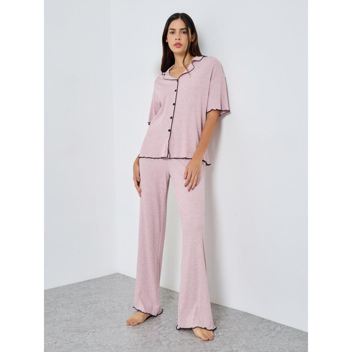 طقم بلوزة مضلعة بحافة متموجة مع بنطال-women-clothing-nightwear-pyjamas-longsets-image-1
