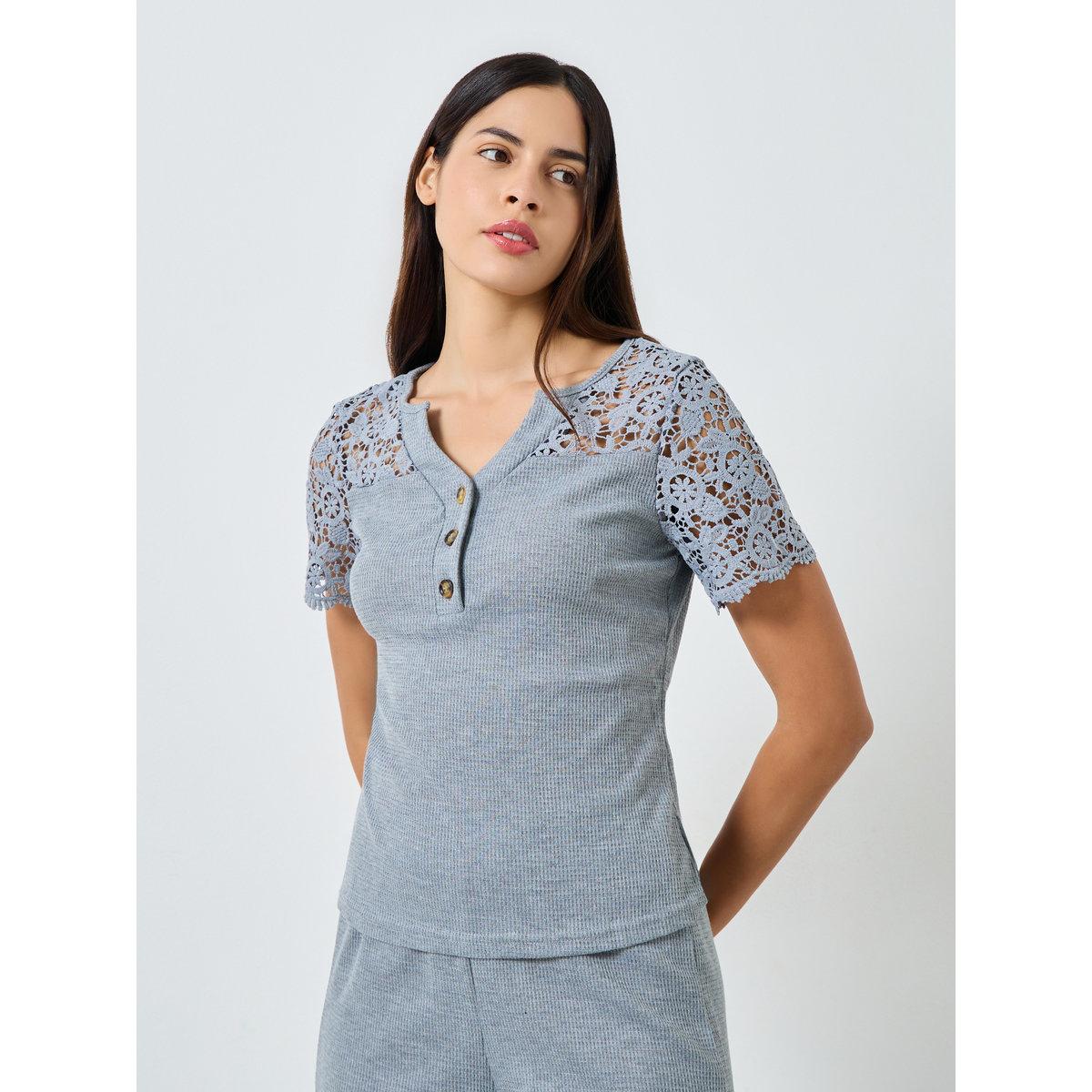 طقم من بنطال بيجاما وتيشيرت بتفاصيل كروشية-women-clothing-nightwear-pyjamas-longsets-image-2