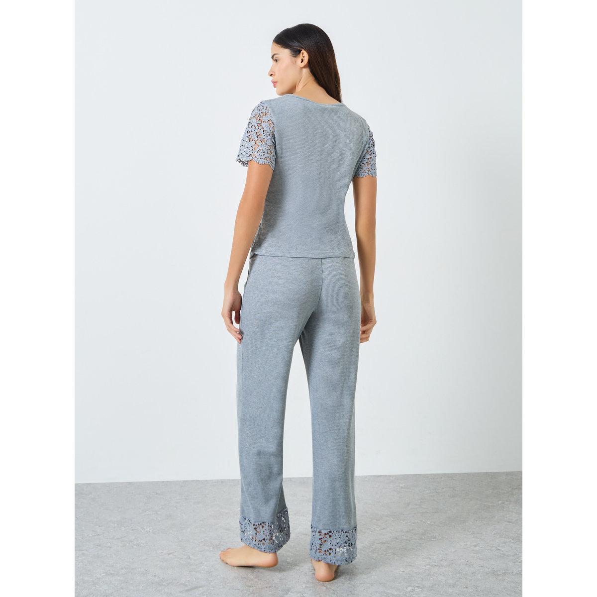 طقم من بنطال بيجاما وتيشيرت بتفاصيل كروشية-women-clothing-nightwear-pyjamas-longsets-image-5