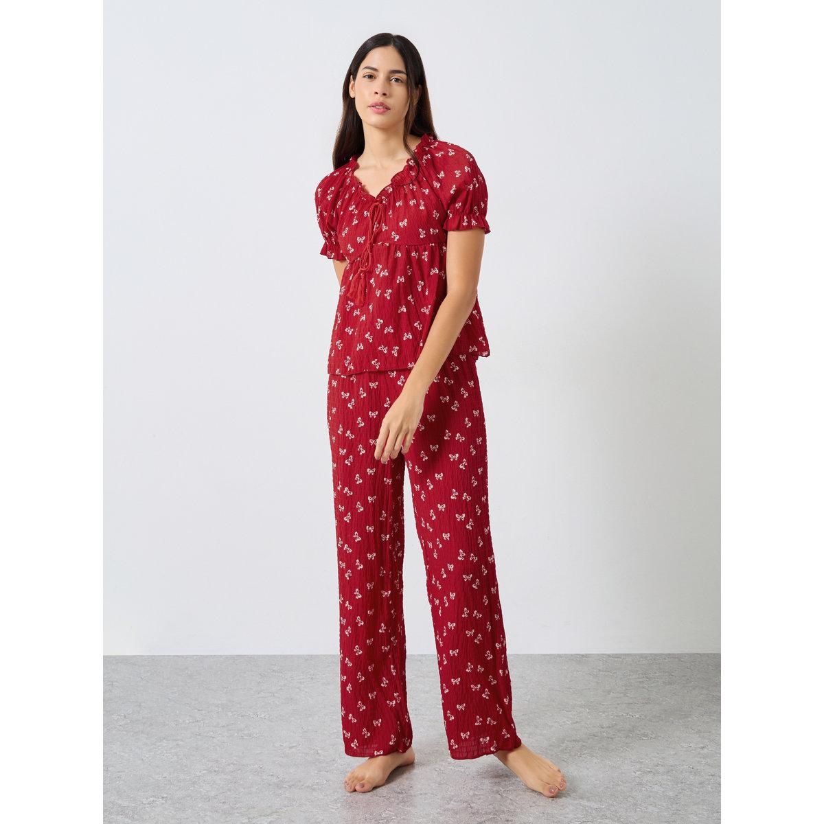 طقم من بنطال بيجاما وبلوزة بتفاصيل شراشيب-women-clothing-nightwear-pyjamas-longsets-image-1