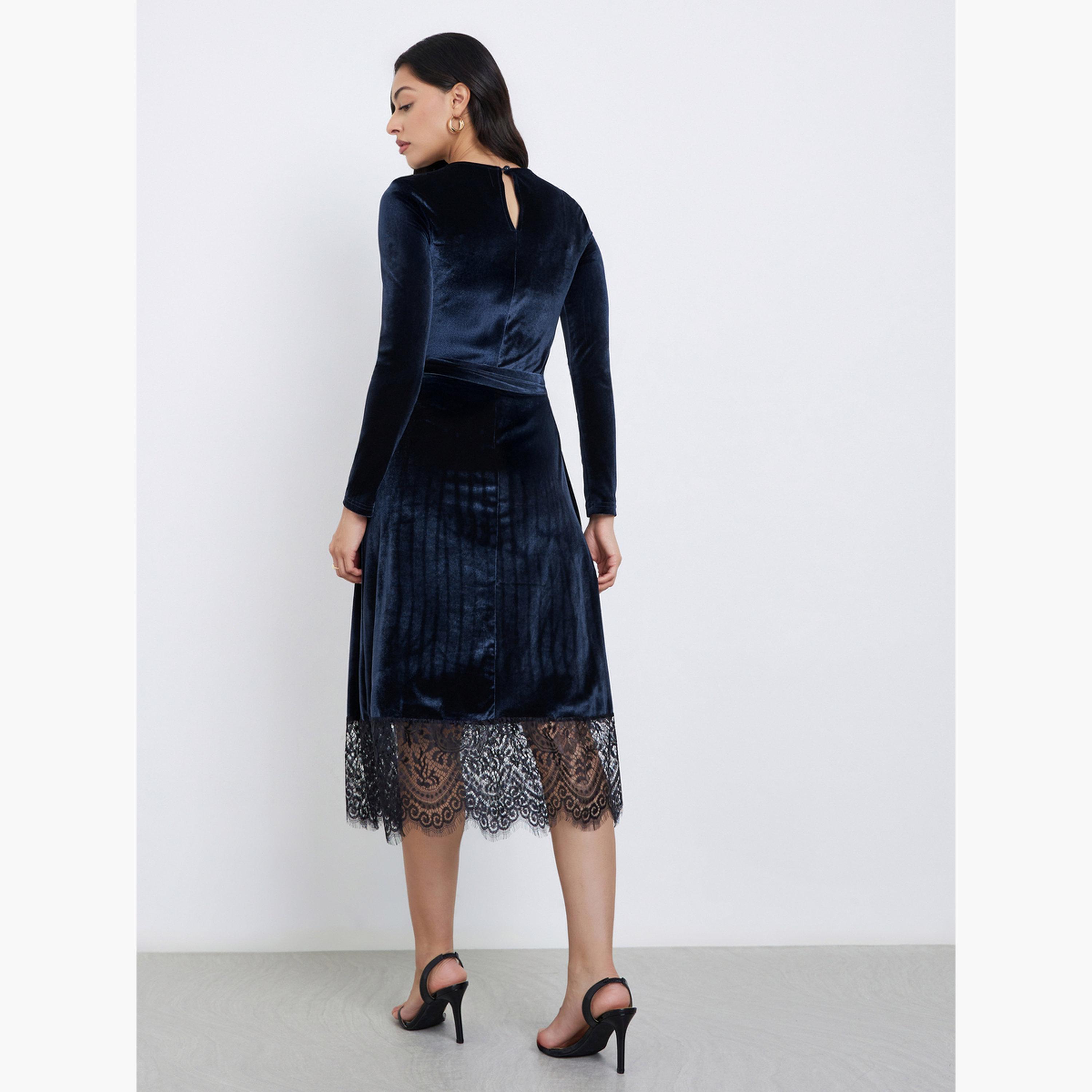 ستايلي - فستان متوسط ​​الطول بمظهر مخملي وحواف دانتيل لون أزرق داكن-women-clothing-dresses-image-3