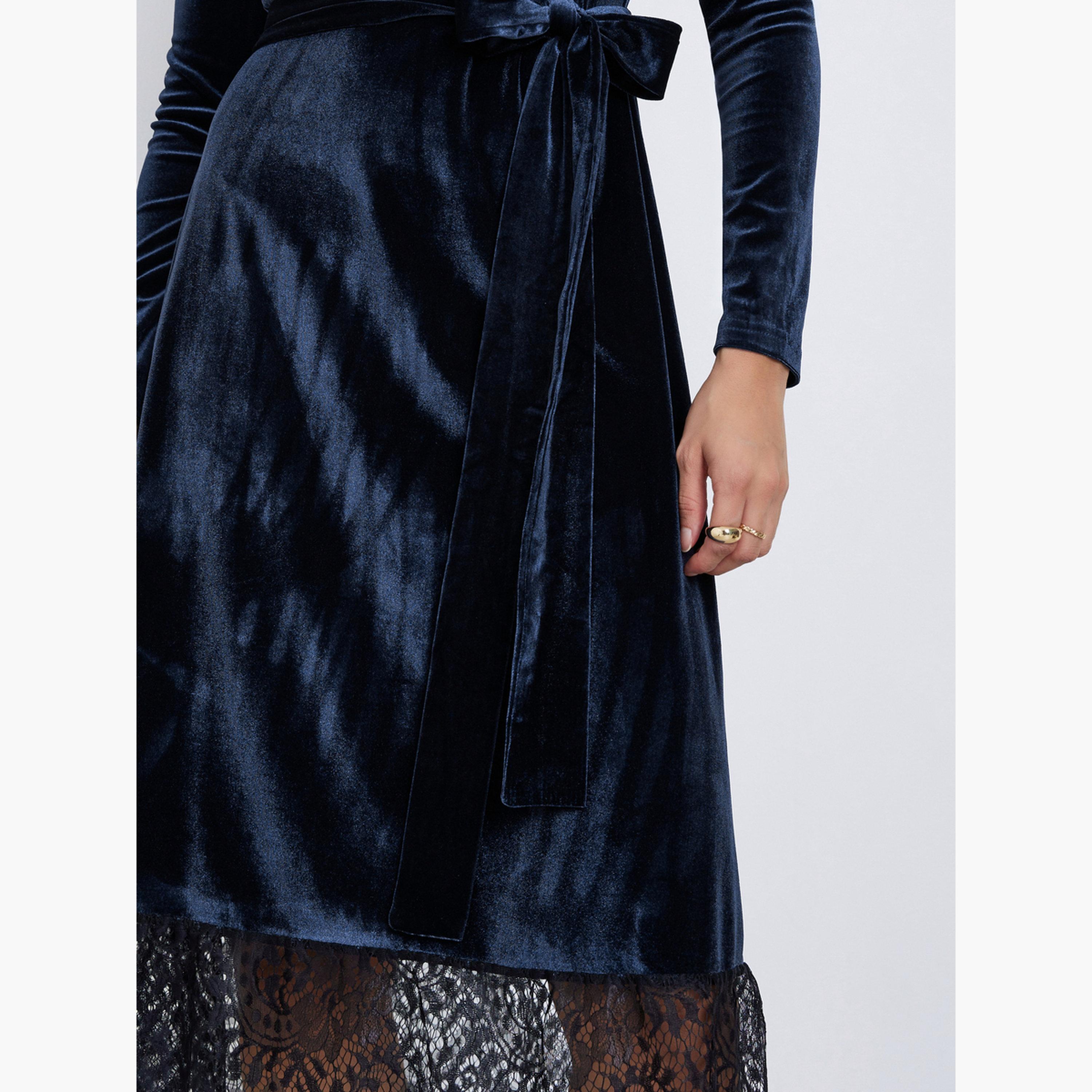 ستايلي - فستان متوسط ​​الطول بمظهر مخملي وحواف دانتيل لون أزرق داكن-women-clothing-dresses-image-4