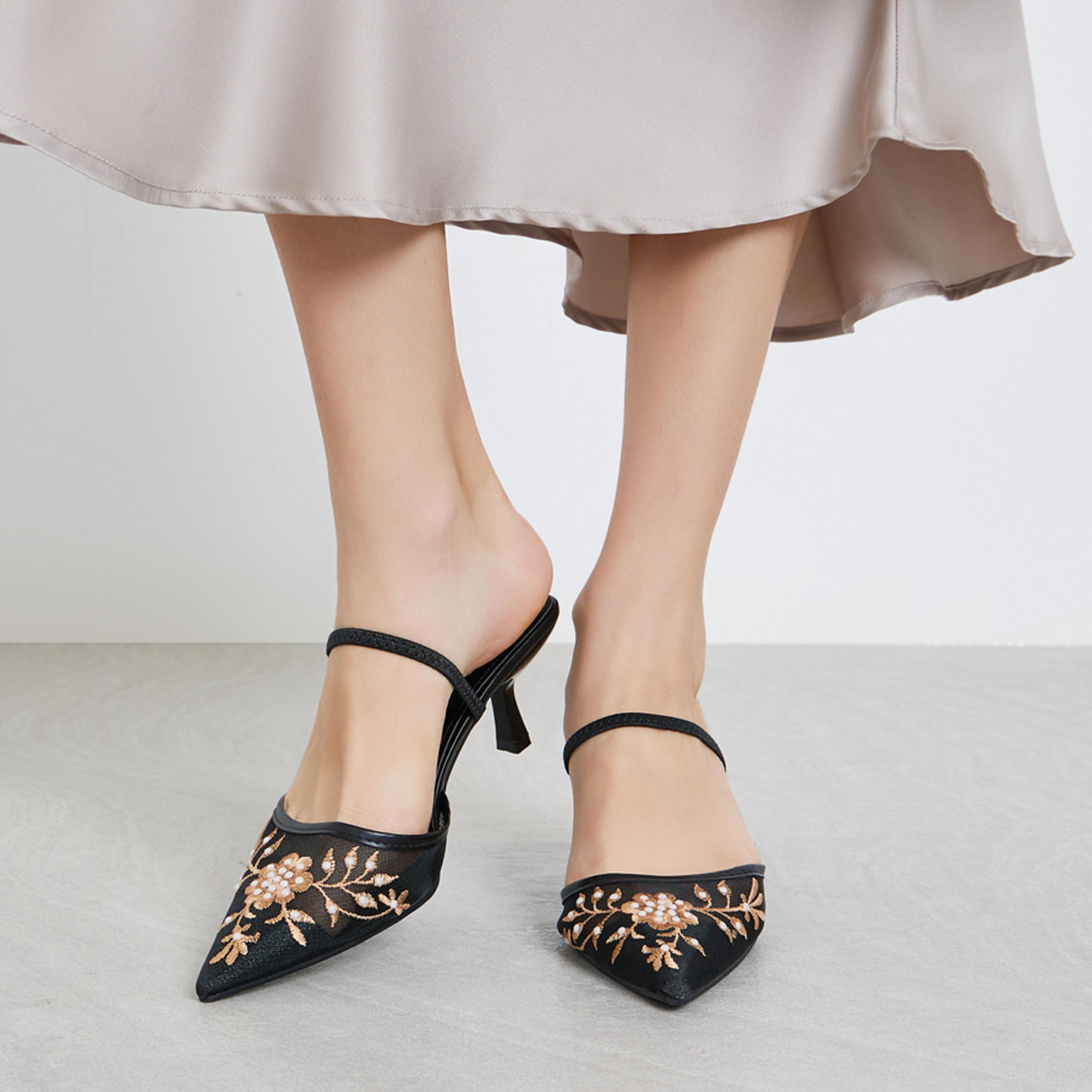 ستايلي - حذاء ميول أسود مطرز بمقدمة مدببة للنساء-women-shoes-sandals-heeled-image-2