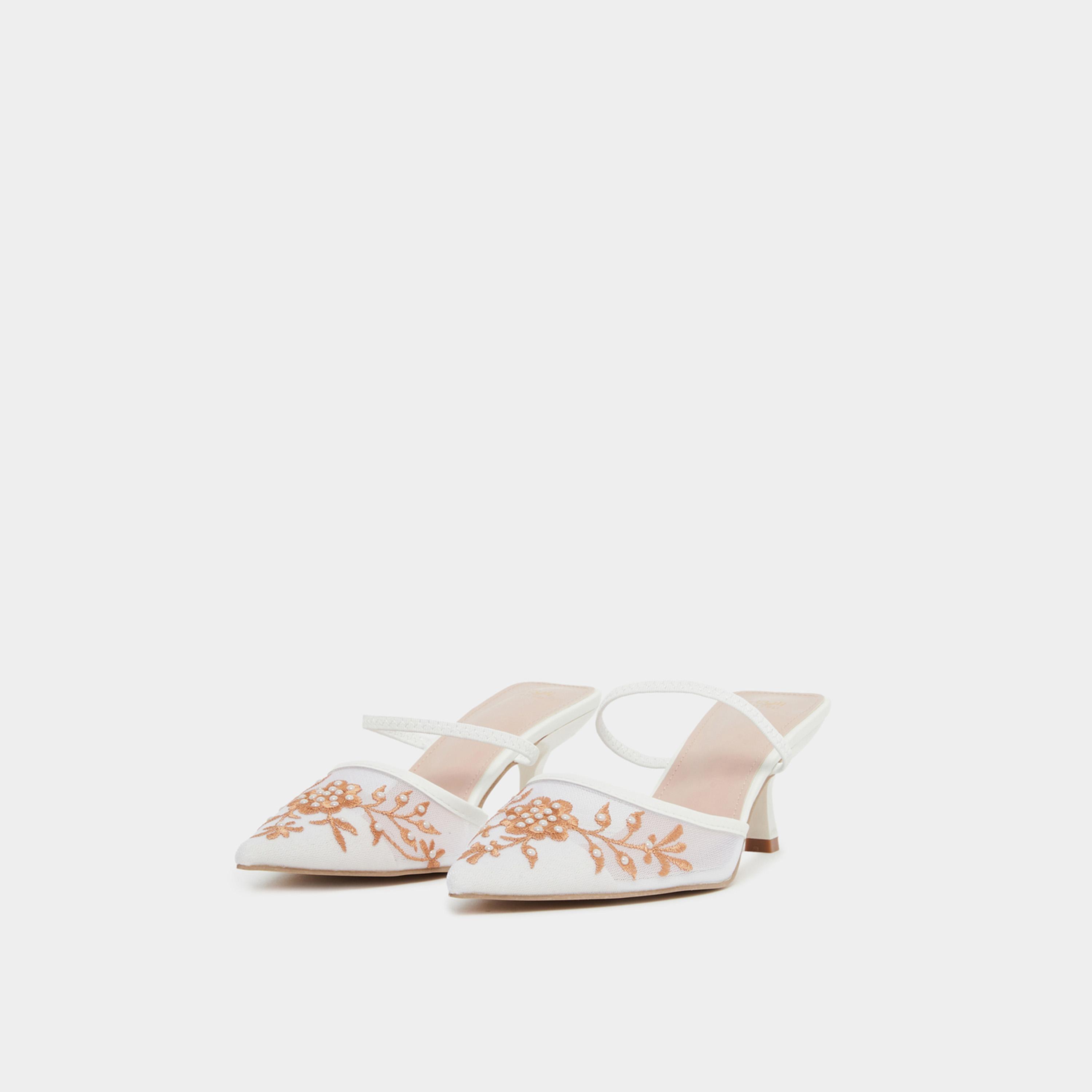 ستايلي - حذاء نسائي أبيض مطرز بمقدمة مدببة-women-shoes-sandals-heeled-image-1