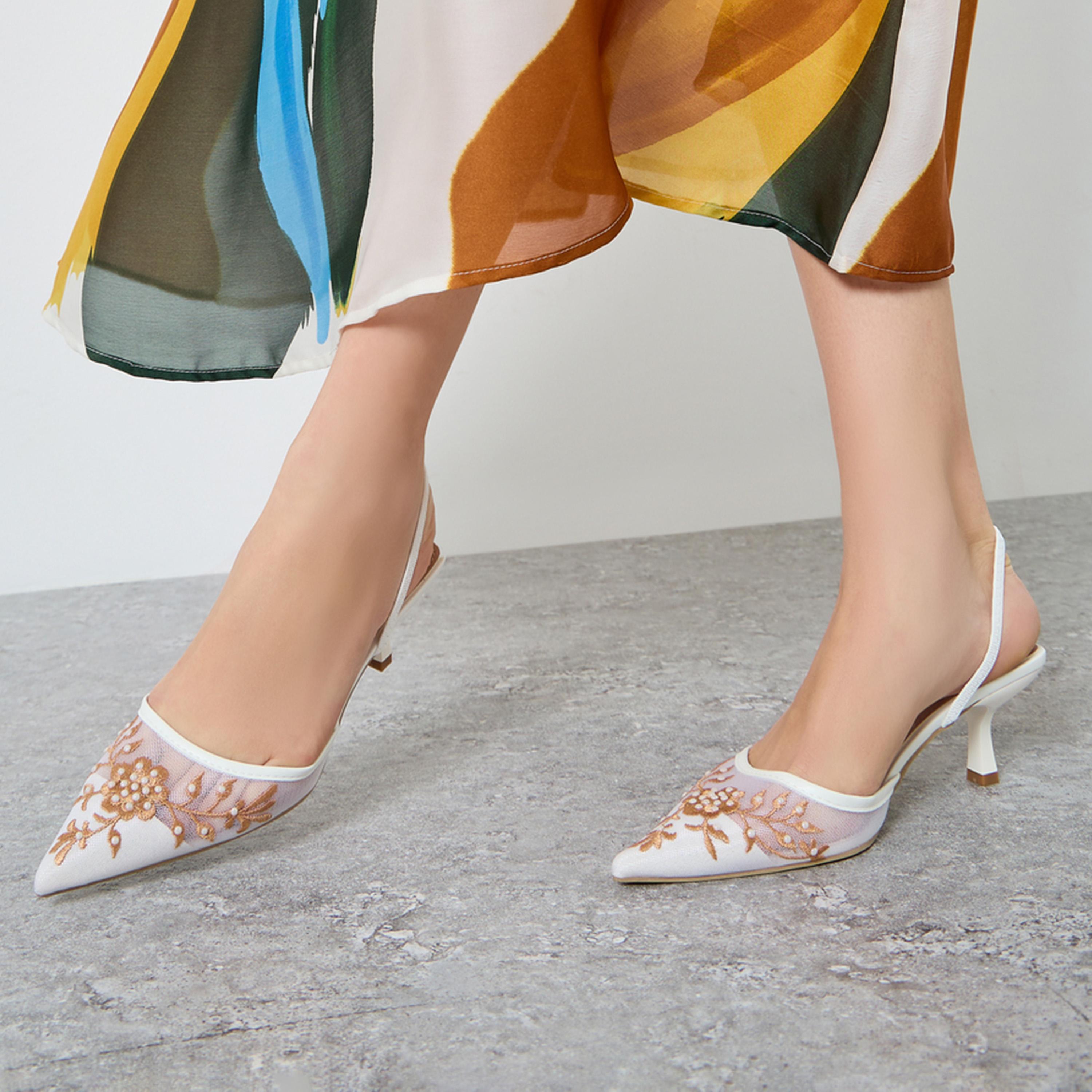 ستايلي - حذاء نسائي أبيض مطرز بمقدمة مدببة-women-shoes-sandals-heeled-image-2