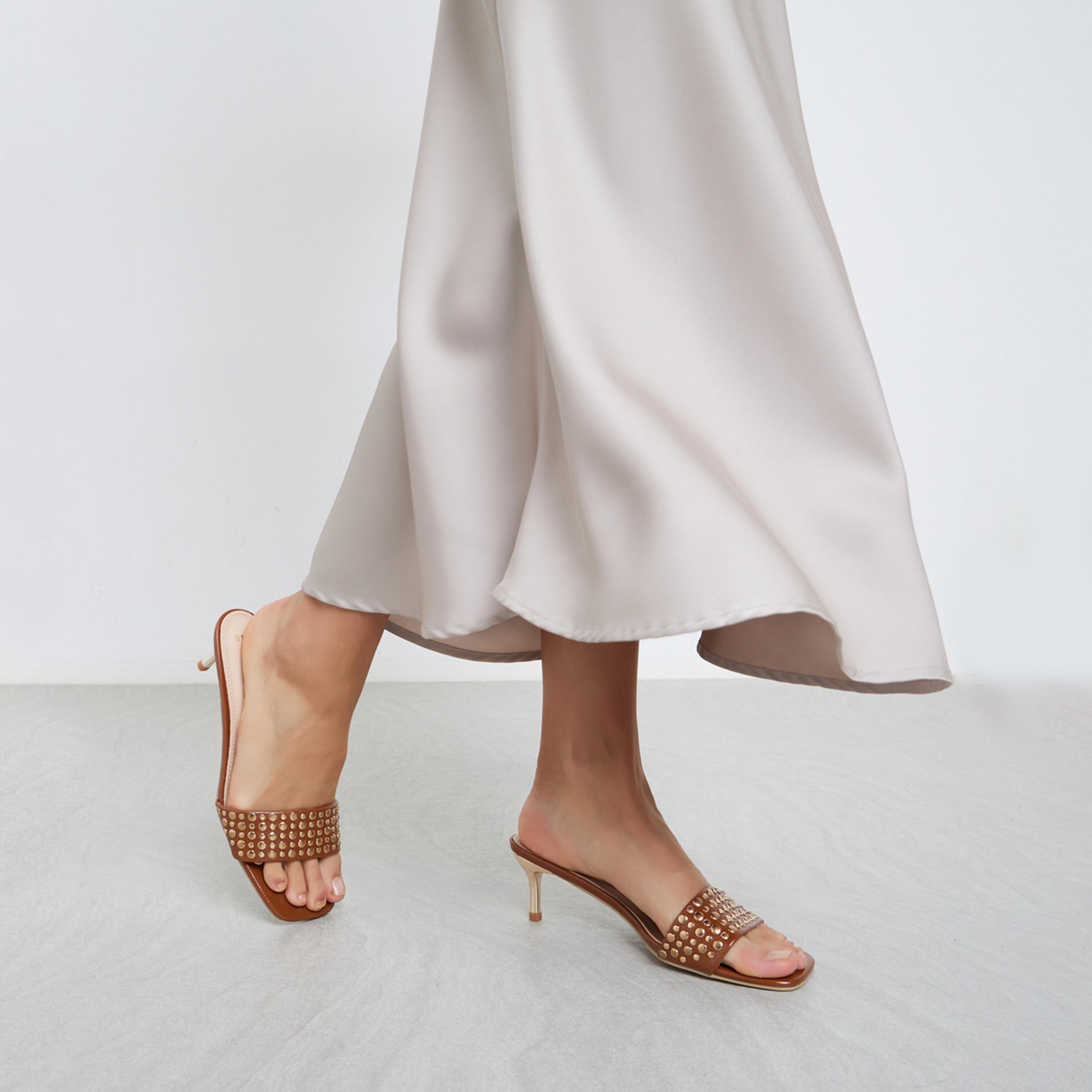 ستايلي - صندل بكعب صغير مزخرف باللون البني للنساء-women-shoes-sandals-heeled-image-2