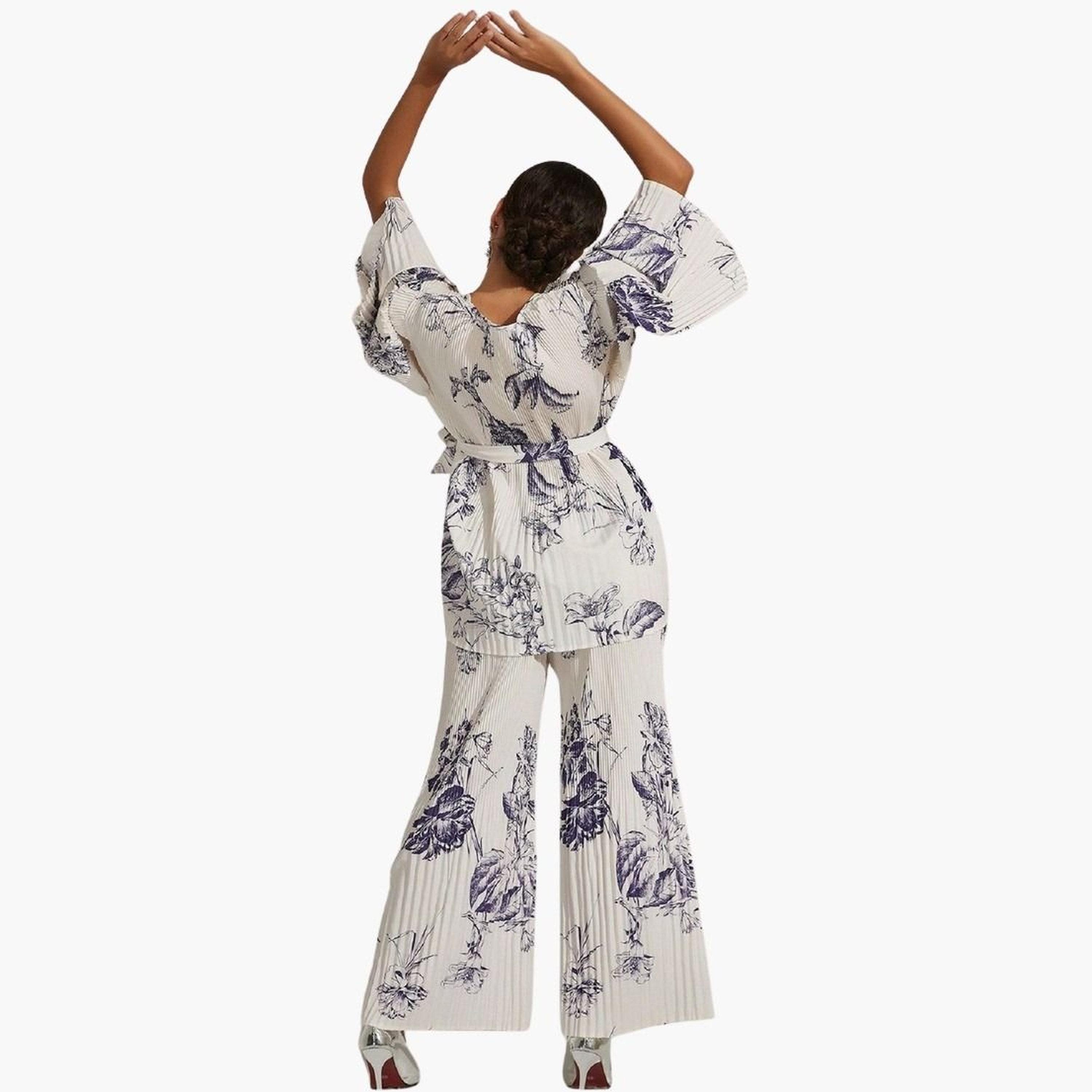 تيك تو - طقم بلوزة وبنطال بطبعة زهور مطوية-women-clothing-coordsets-image-3
