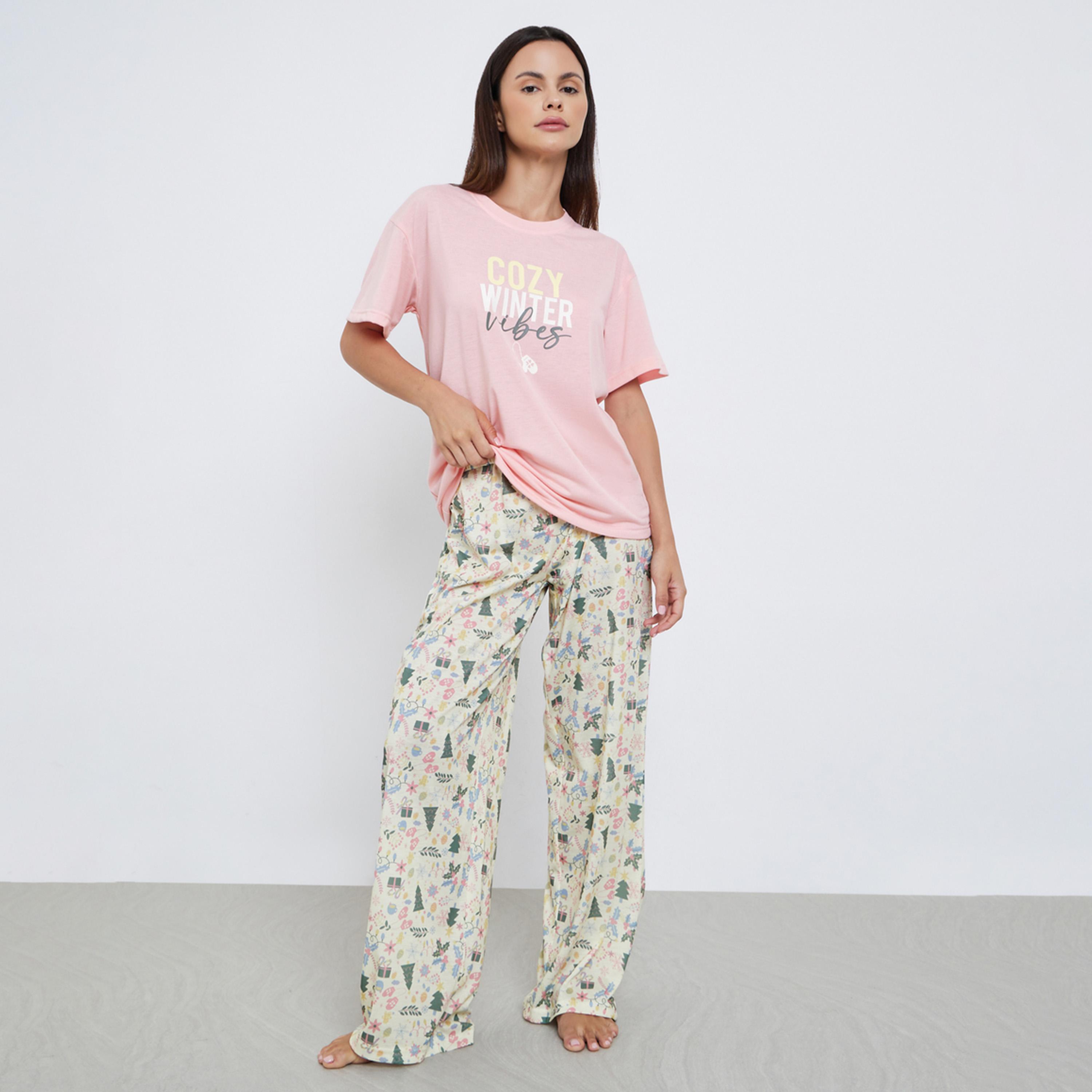 ستايلي - بيجاما تي شيرت غرافيكي بكتف منسدلة من Winter Vibes-women-clothing-nightwear-pyjamas-longsets-image-1