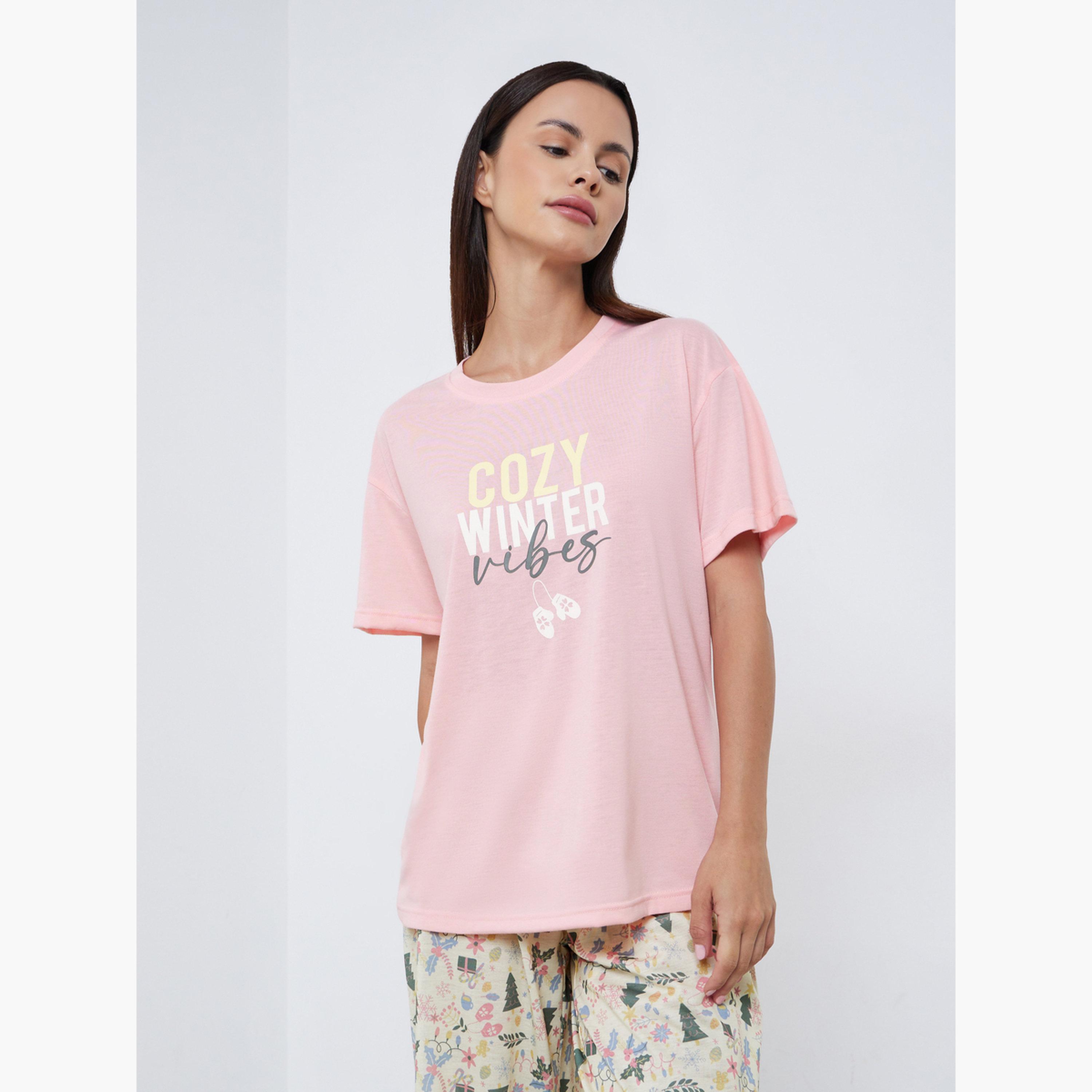 ستايلي - بيجاما تي شيرت غرافيكي بكتف منسدلة من Winter Vibes-women-clothing-nightwear-pyjamas-longsets-image-3