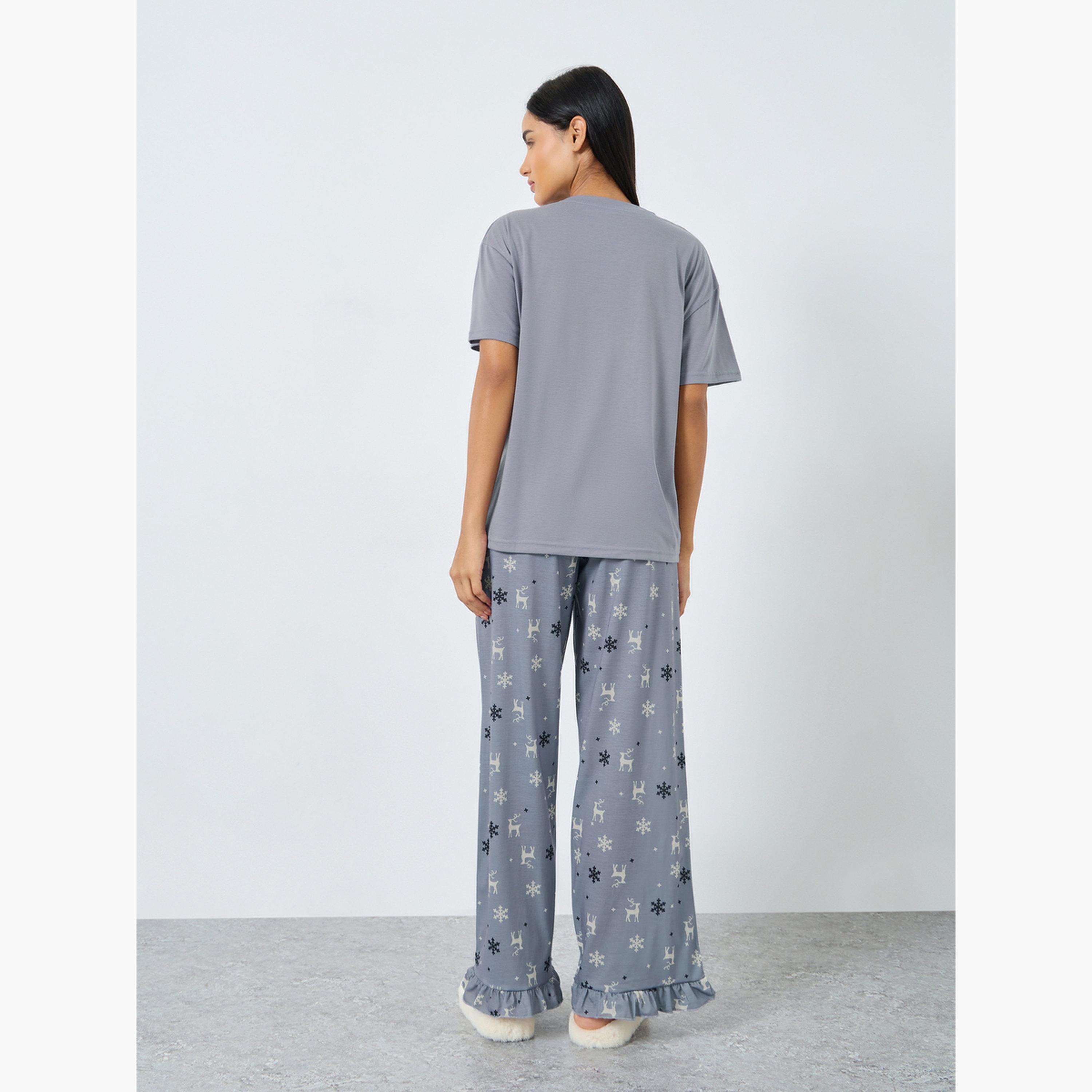 Styli Reindeer Pocket T-Shirt and Ruffle Hem Pyjama Set-women-clothing-nightwear-pyjamas-longsets-image-4