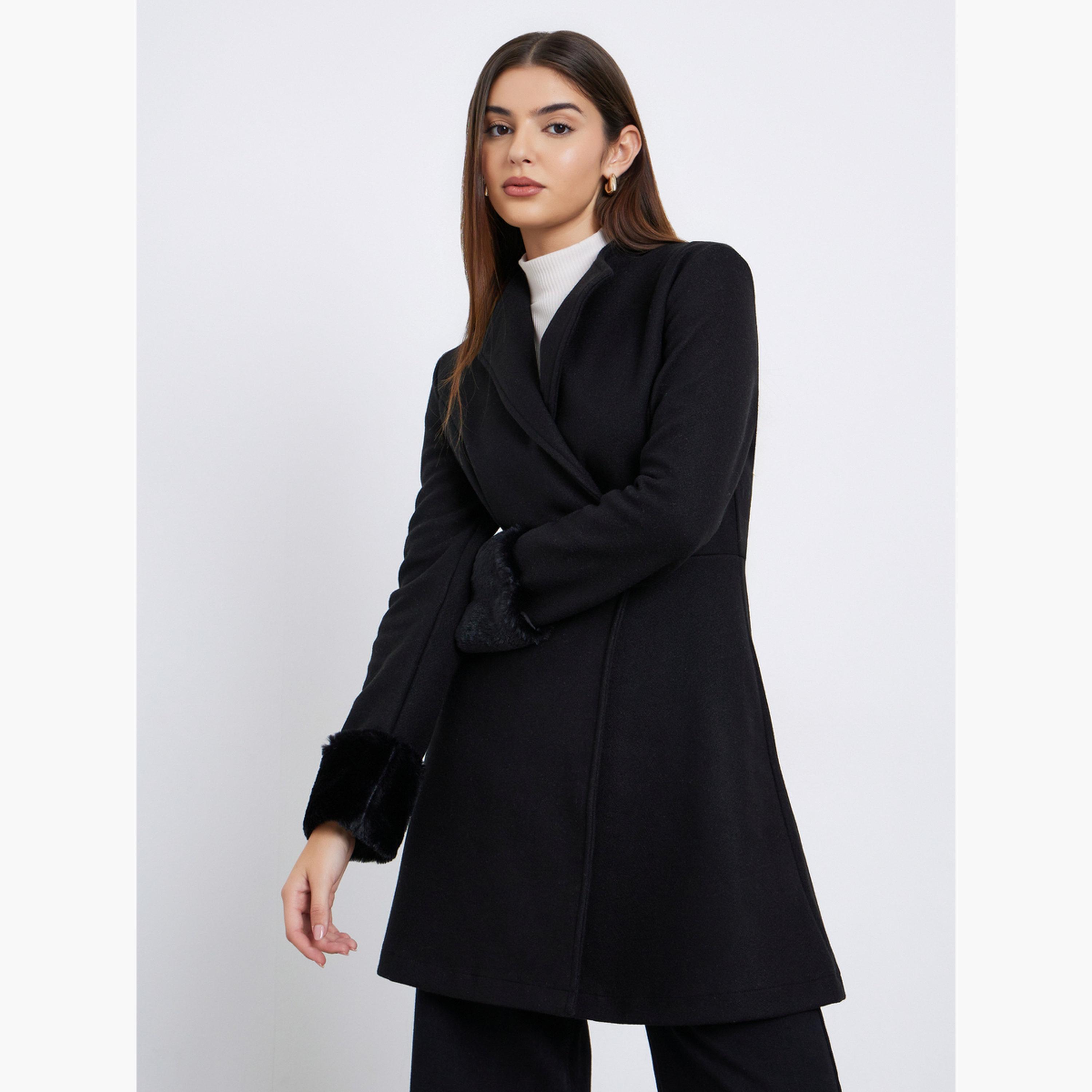 ستايلي - معطف أسود طويل من الصوف مع تفاصيل من الفرو الصناعي-women-winterwear-coatsandjackets-coats-image-3