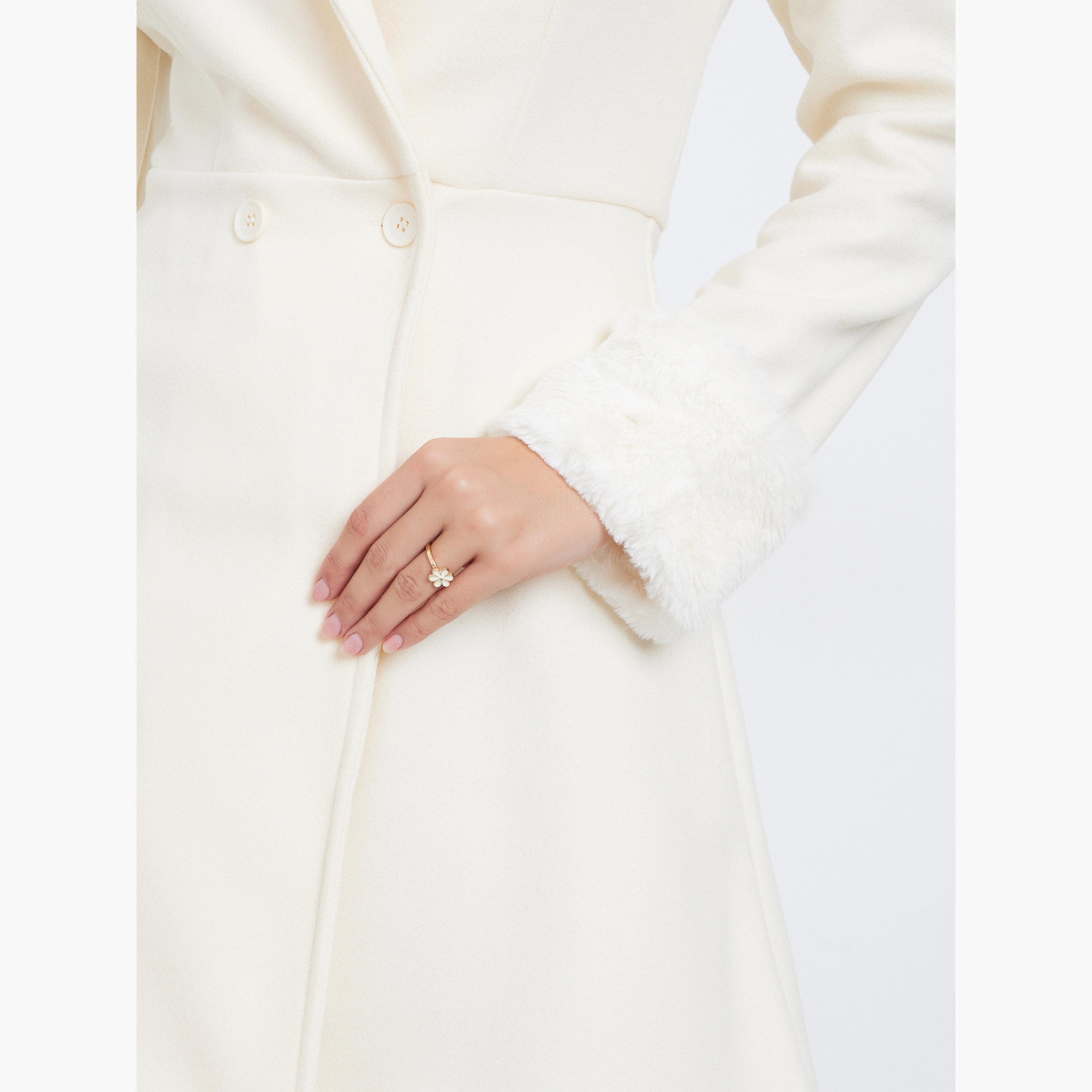 ستايلي - معطف طويل من الصوف لون أبيض العاجي مع تفاصيل من الفرو الصناعي-women-winterwear-coatsandjackets-coats-image-4