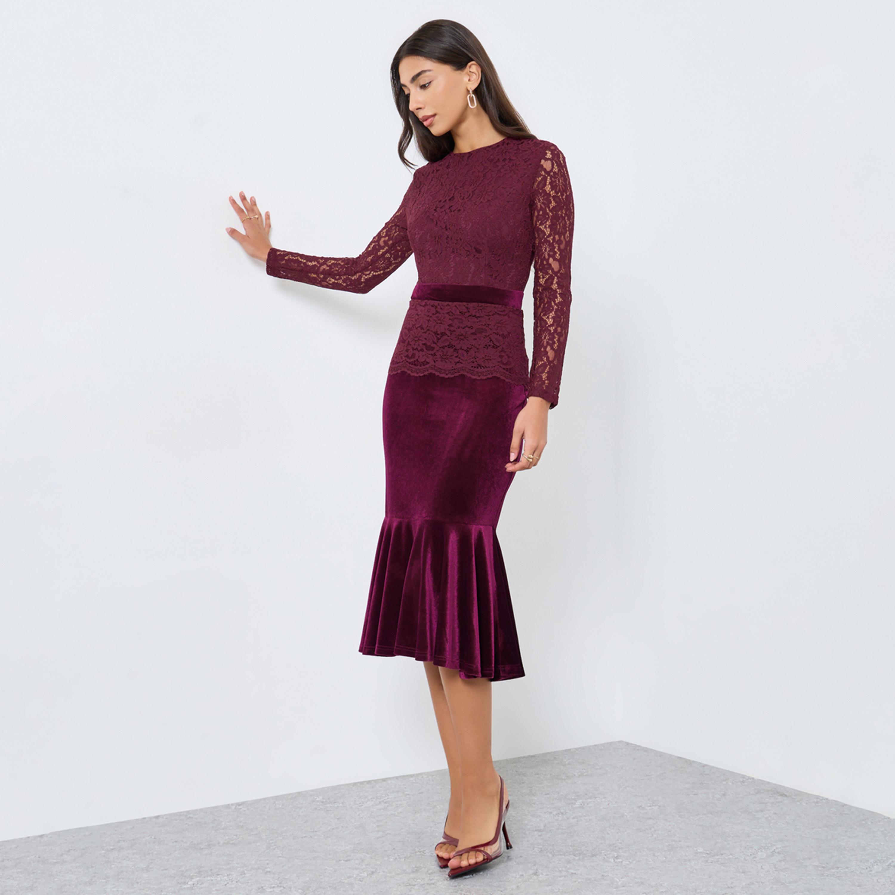 ستايلي - فستان متوسط ​​الطول بحافة حورية البحر ومزين بالدانتيل لون برغندي-women-clothing-dresses-image-1
