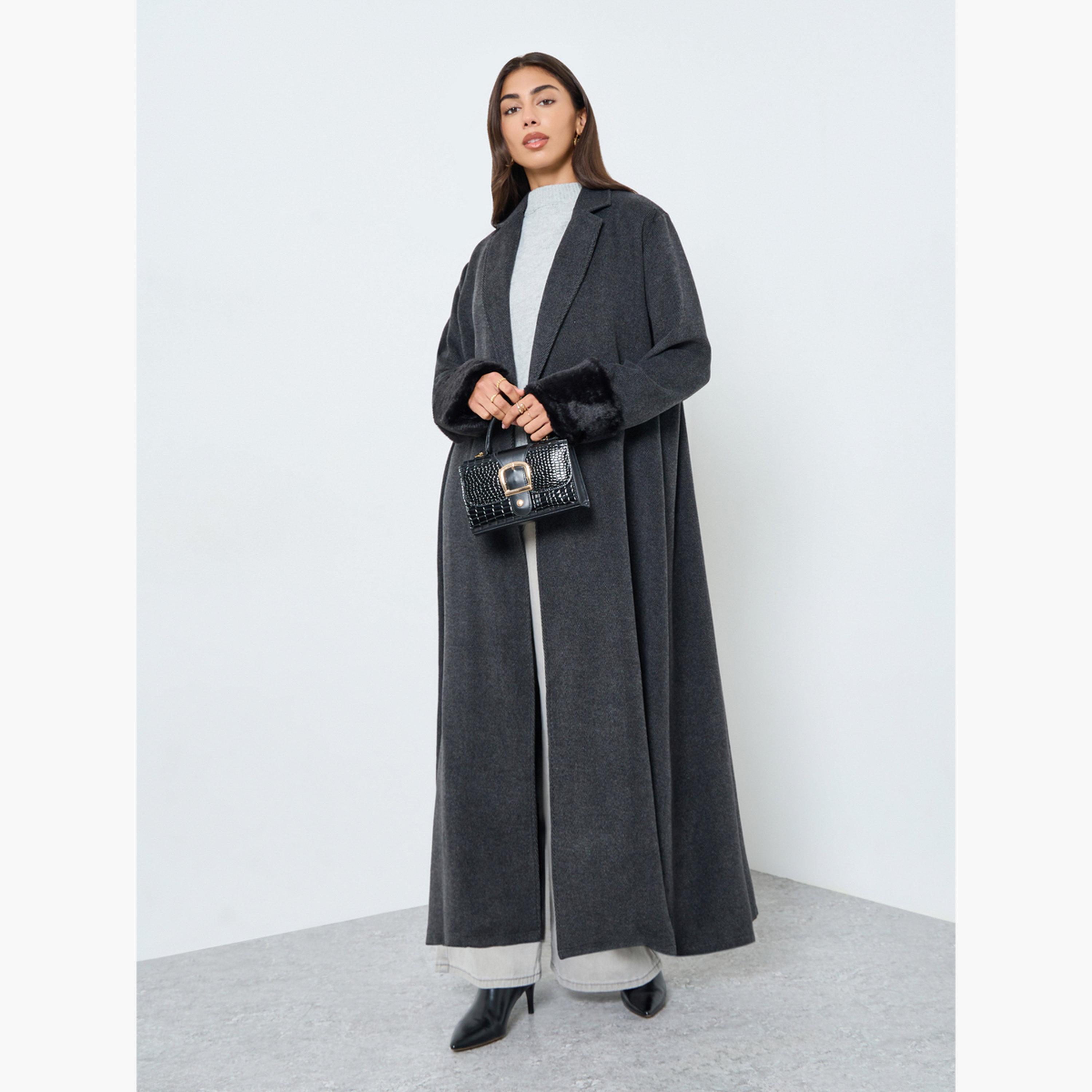 ستايلي - عباية بياقة بليزر ونسيج متعرج مع أطراف من الفرو الصناعي-women-arabicclothing-abayas-image-1