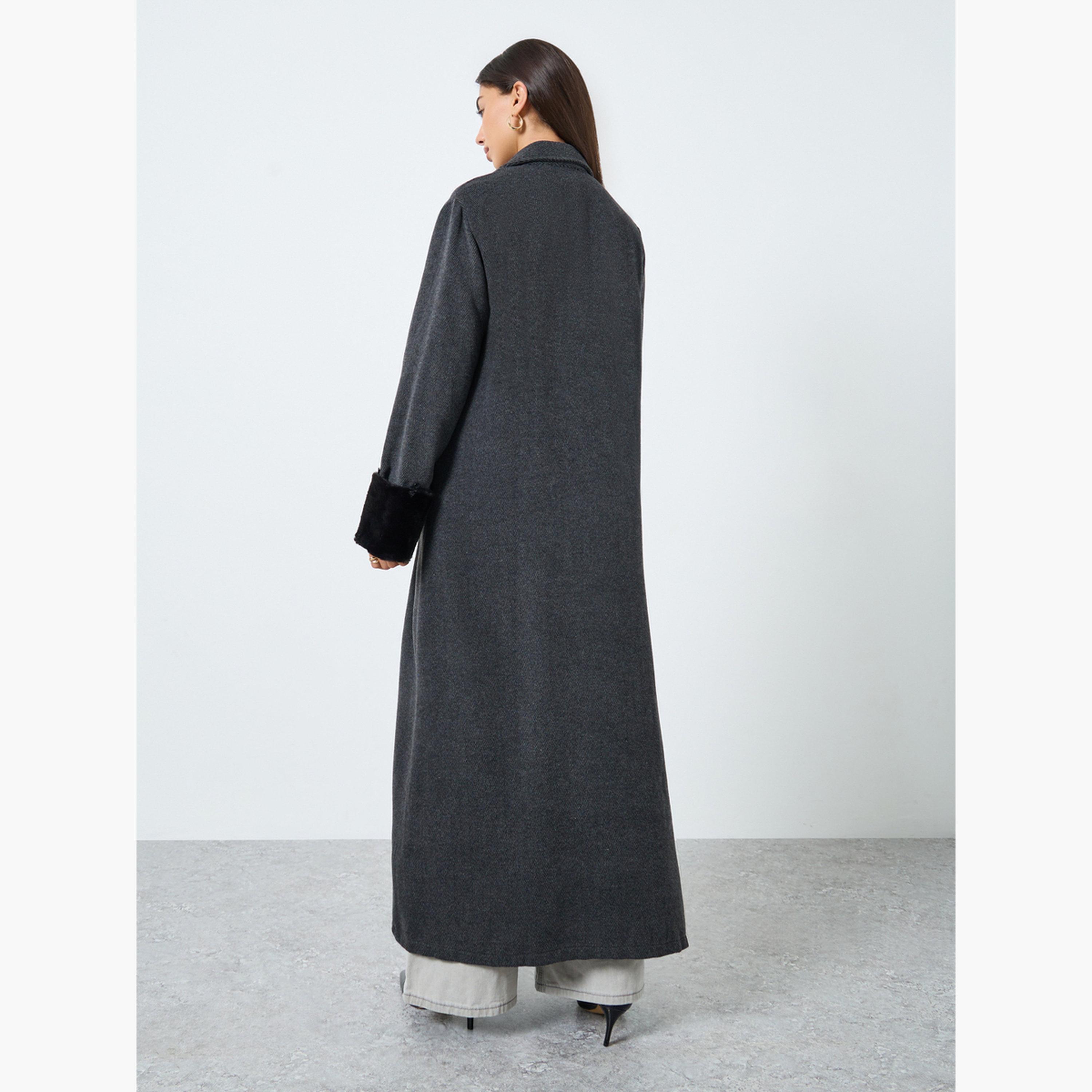 ستايلي - عباية بياقة بليزر ونسيج متعرج مع أطراف من الفرو الصناعي-women-arabicclothing-abayas-image-4