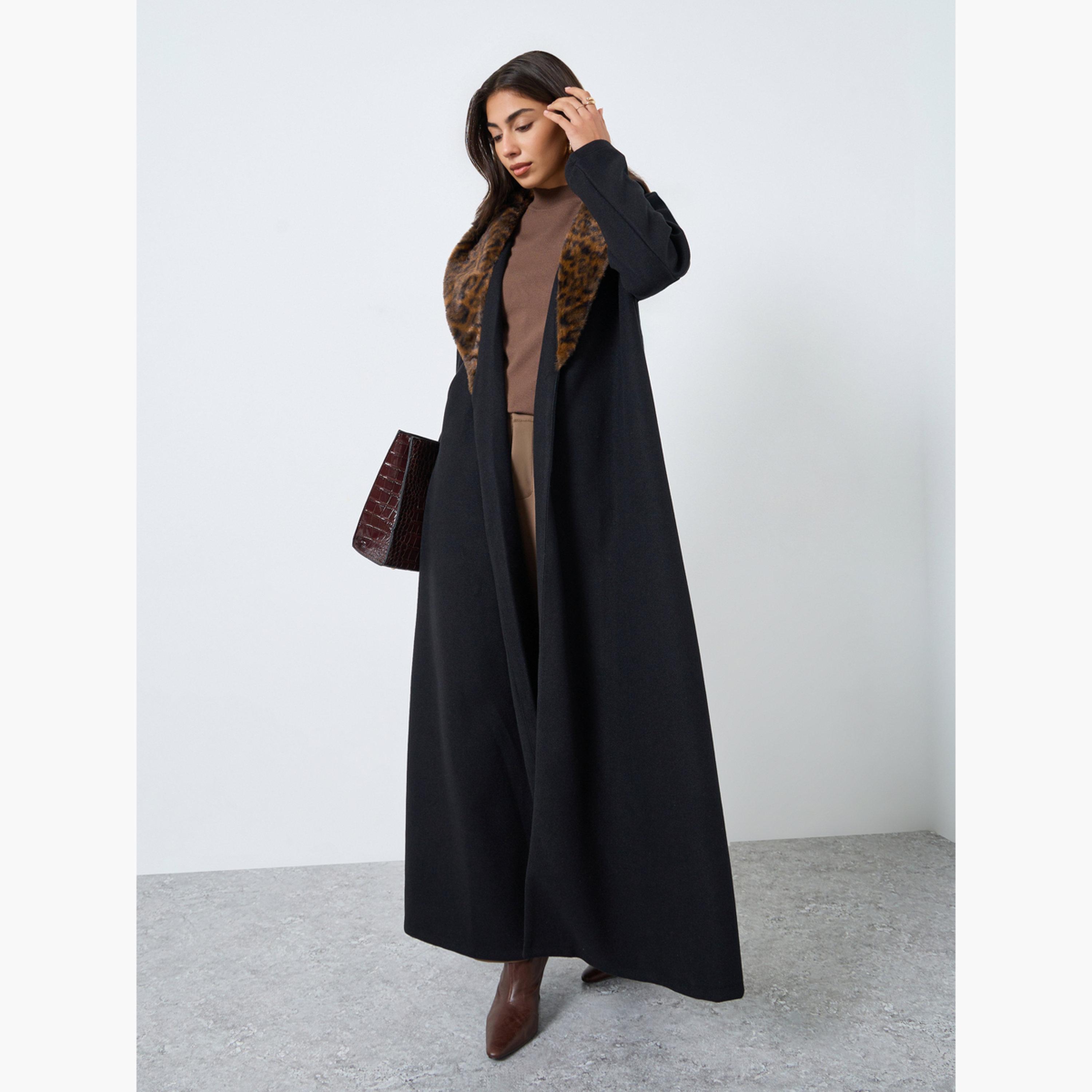 ستايلي - عباية سوداء تشبه الصوف مع ياقة من الفرو الصناعي نقشة حيوانات-women-arabicclothing-abayas-image-2