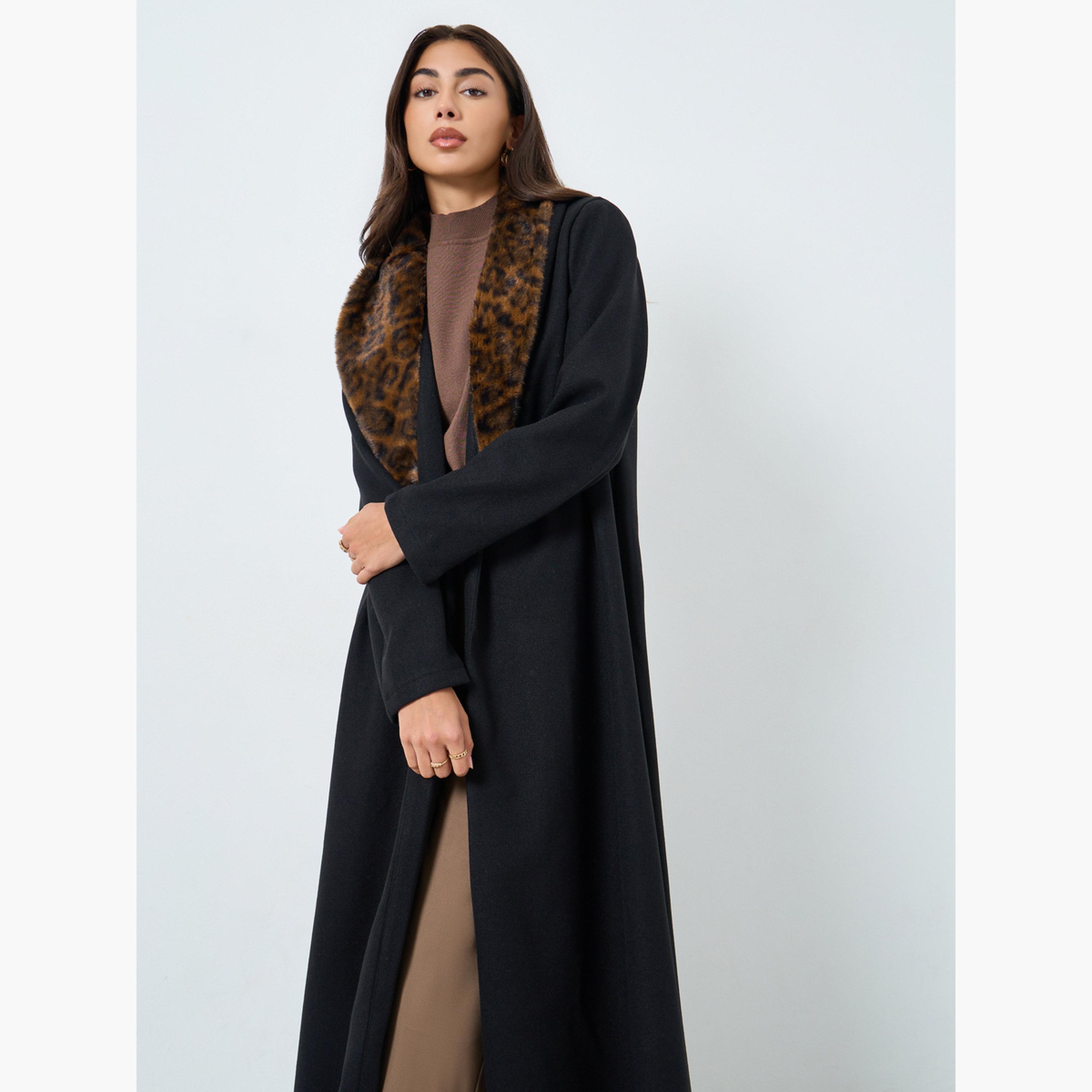 ستايلي - عباية سوداء تشبه الصوف مع ياقة من الفرو الصناعي نقشة حيوانات-women-arabicclothing-abayas-image-3