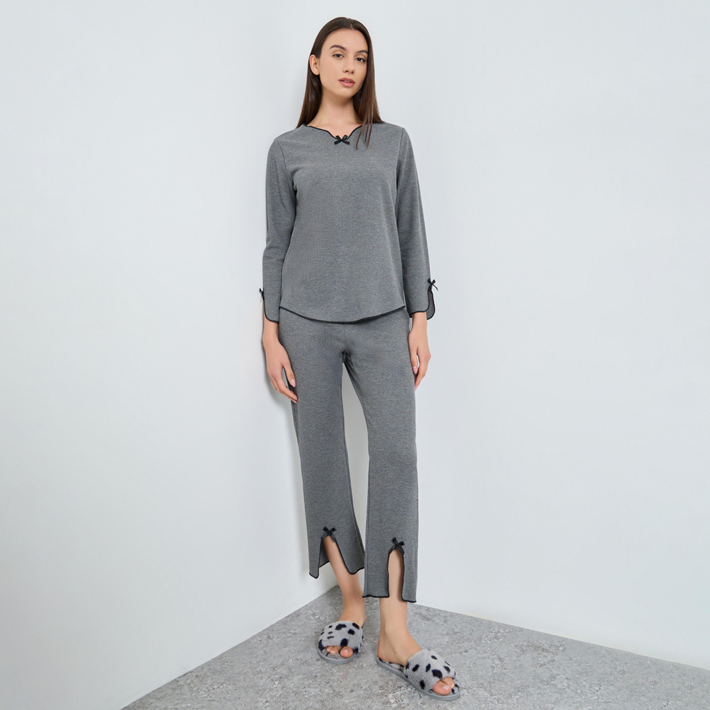 تيك تو - بيجاما تي شيرت محبوك بفتحة رقبة على شكل حرف V وتفاصيل فيونكة-women-clothing-nightwear-pyjamas-longsets-image-1