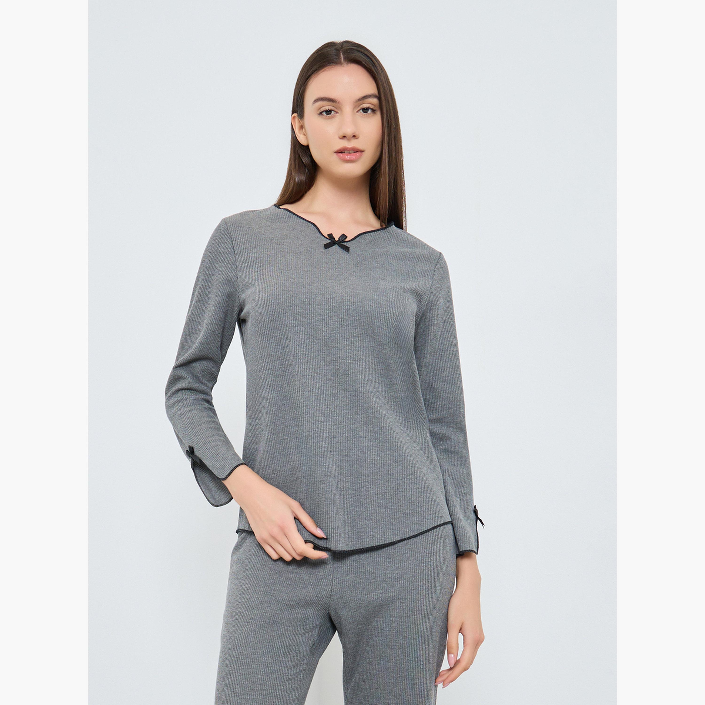 تيك تو - بيجاما تي شيرت محبوك بفتحة رقبة على شكل حرف V وتفاصيل فيونكة-women-clothing-nightwear-pyjamas-longsets-image-2