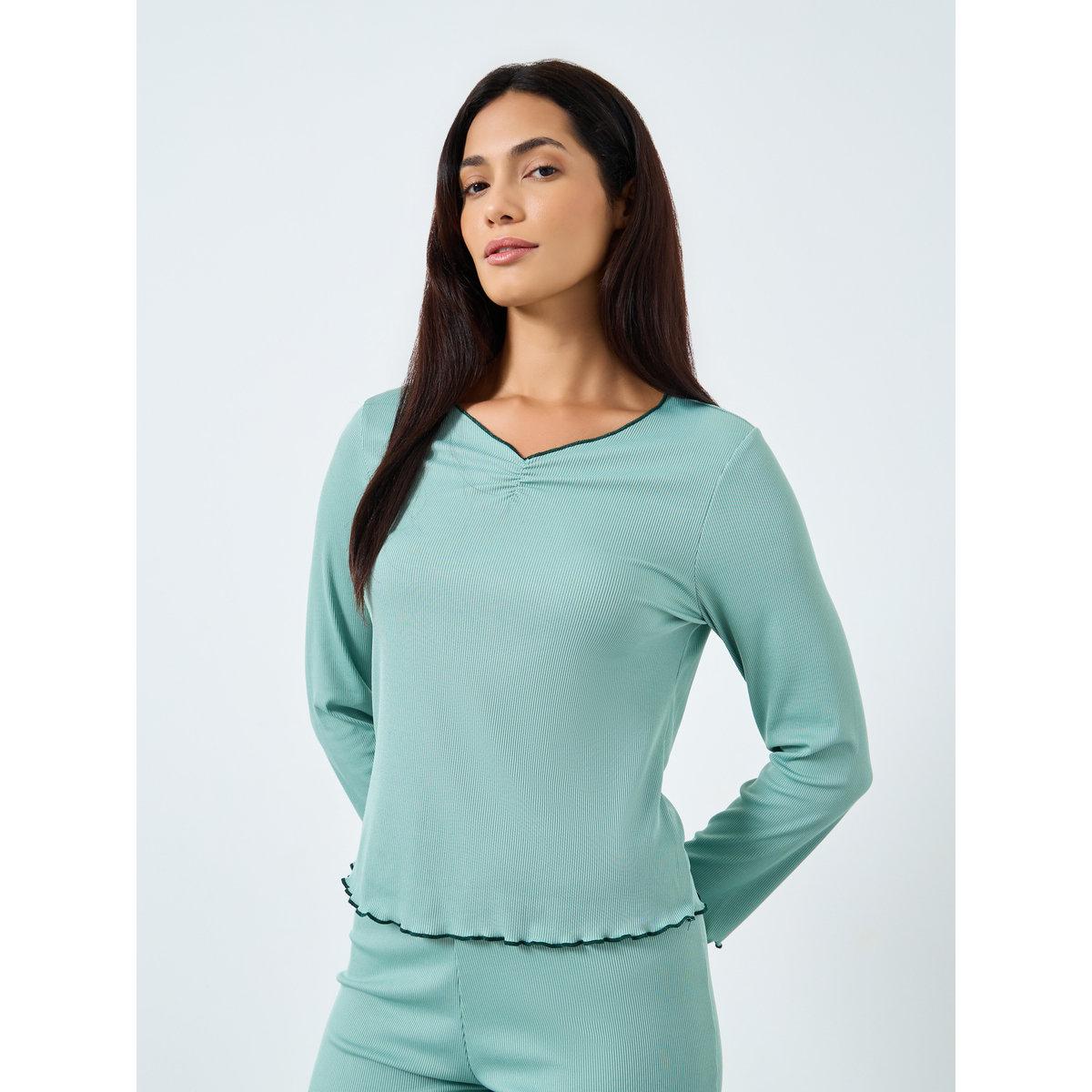طقم من بنطال بيجاما وتيشيرت بتفاصيل كشكش-women-clothing-nightwear-pyjamas-longsets-image-3