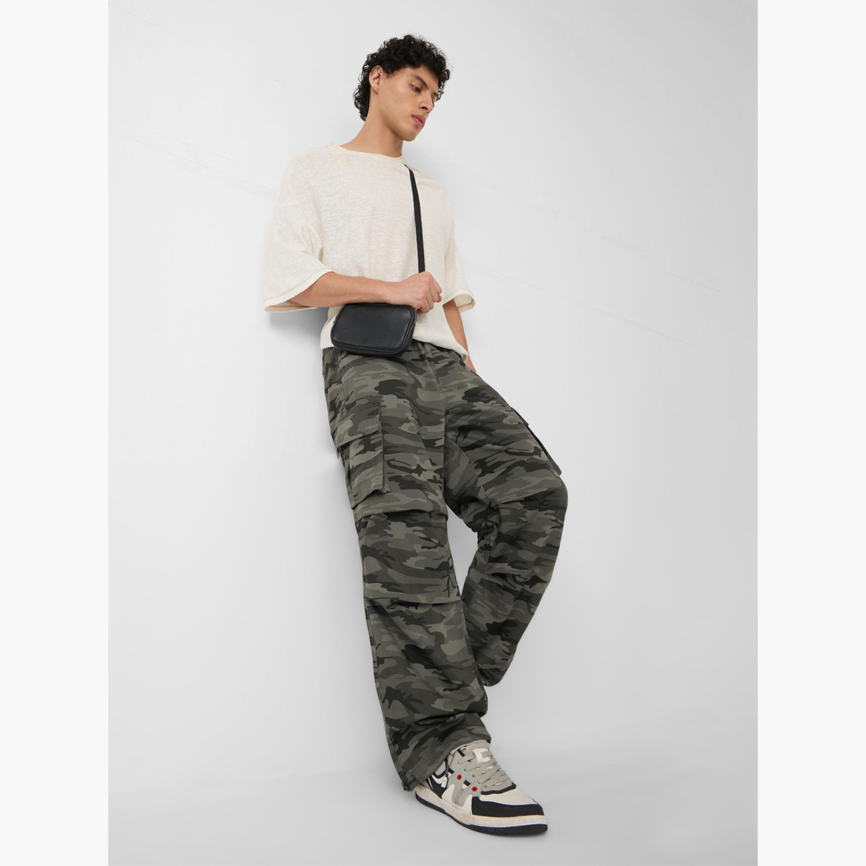ذا سولد ستور × ستايلي - بنطال رجالي رمادي مموه كارجو باراشوت-men-clothing-bottoms-joggers-image-2