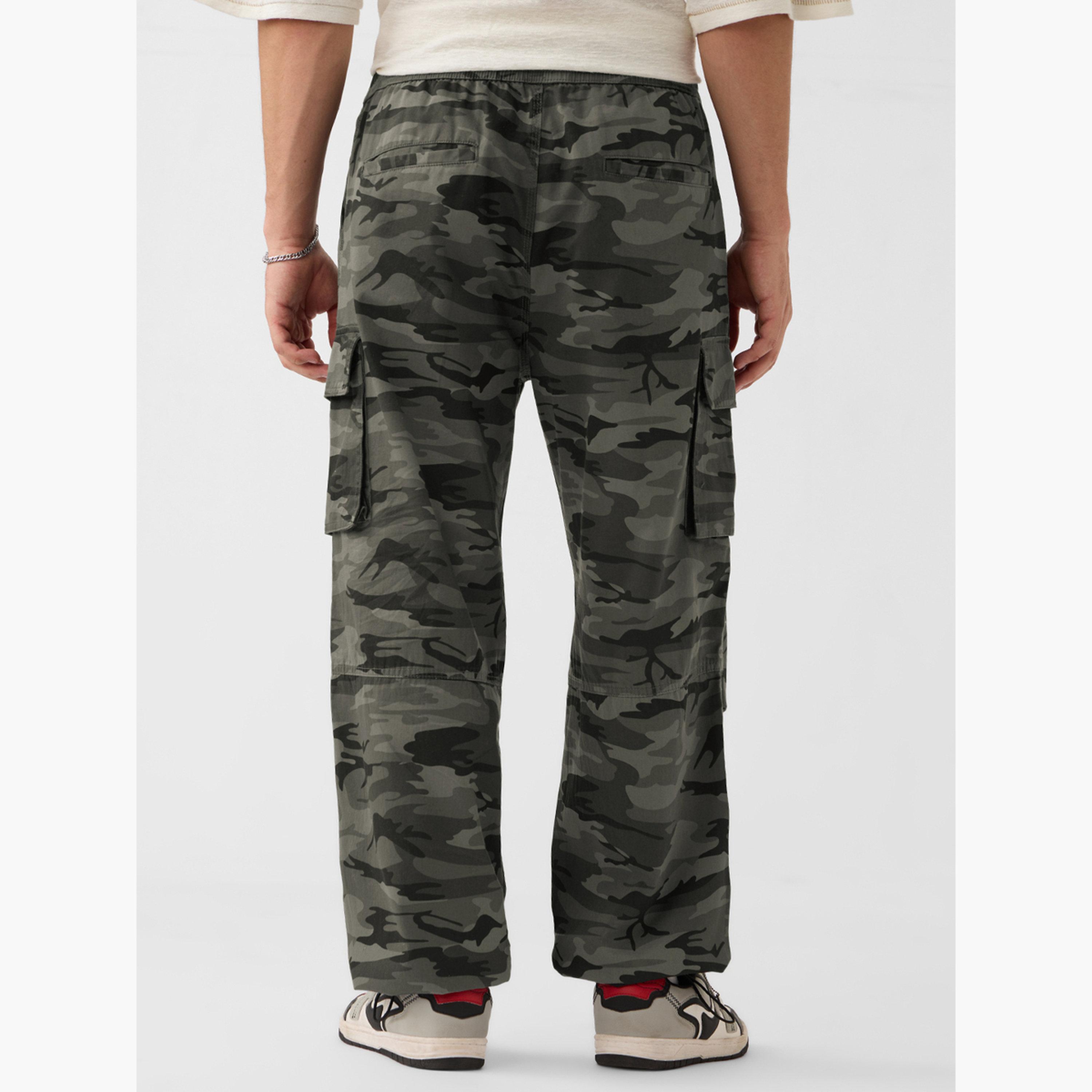 ذا سولد ستور × ستايلي - بنطال رجالي رمادي مموه كارجو باراشوت-men-clothing-bottoms-joggers-image-4