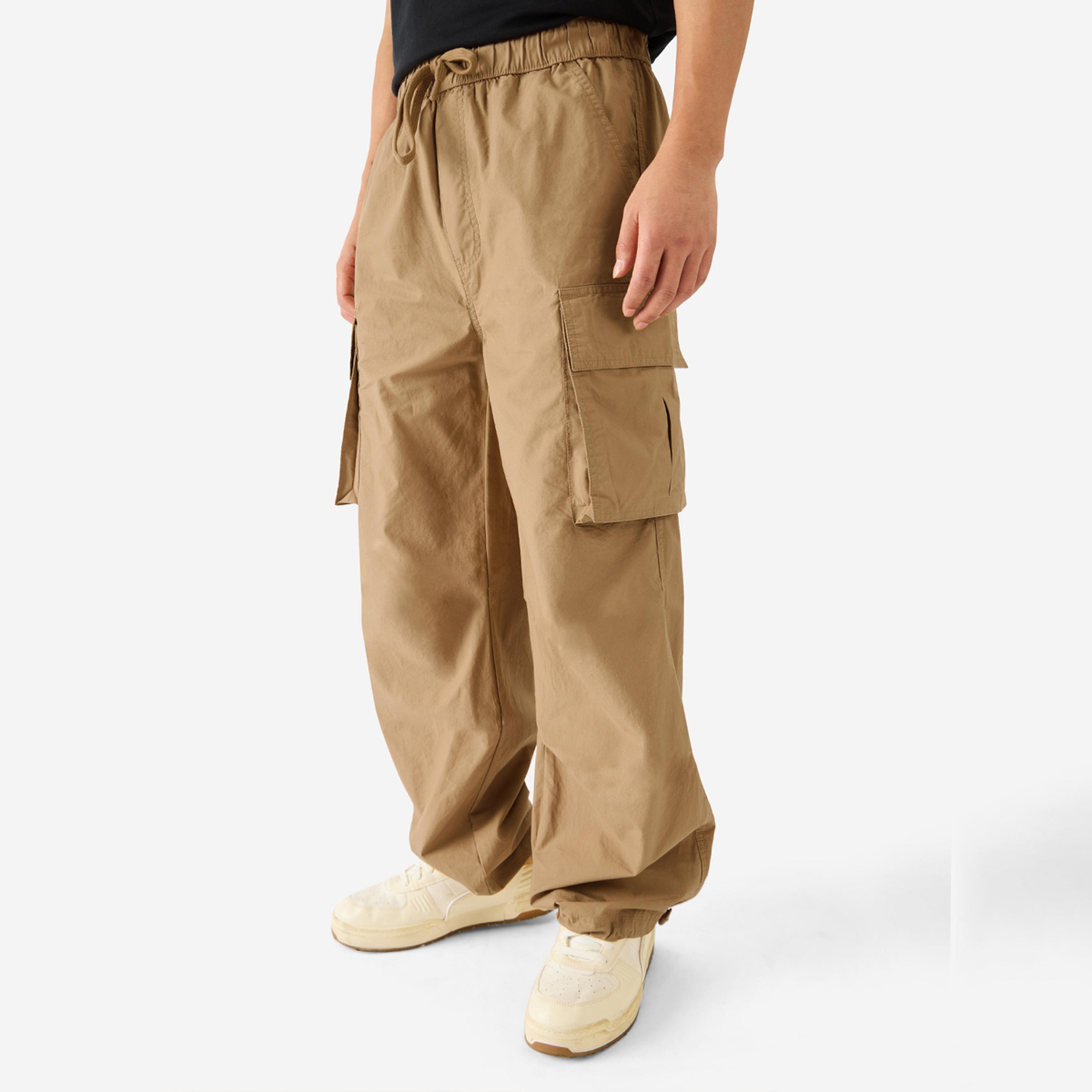 ذا سولد ستور × ستايلي - بنطال رجالي بني اللون بجيوب جانبية-men-clothing-bottoms-trousersandchinos-trousers-image-1
